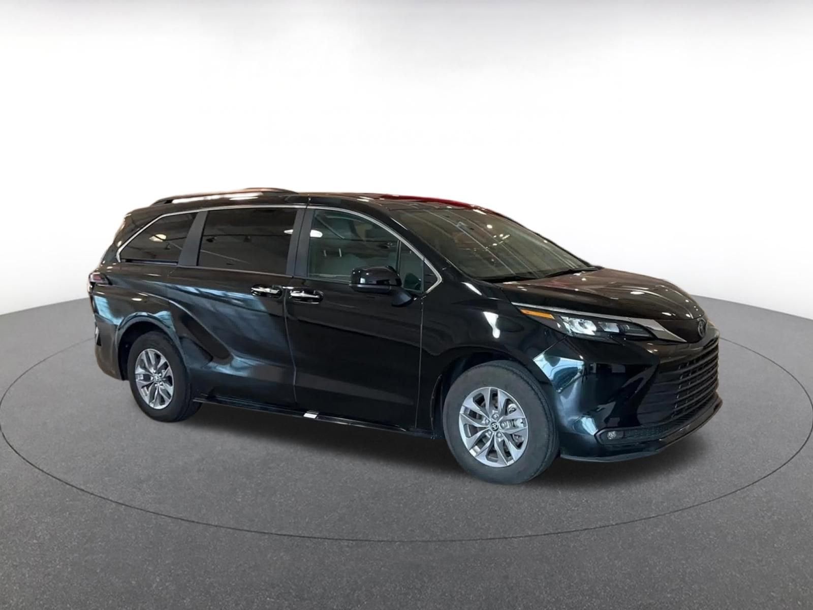 Thumbnail: 2025 Toyota Sienna - 2