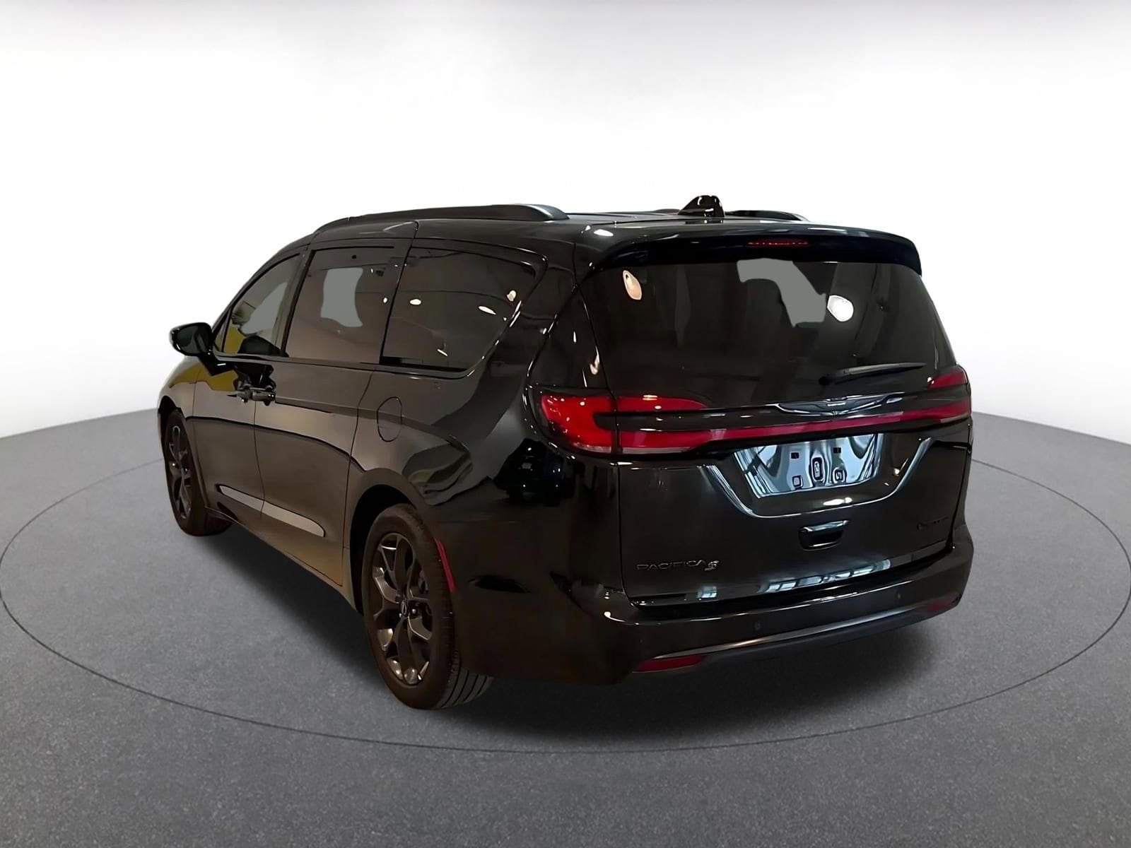 Thumbnail: 2025 Chrysler Pacifica - 11