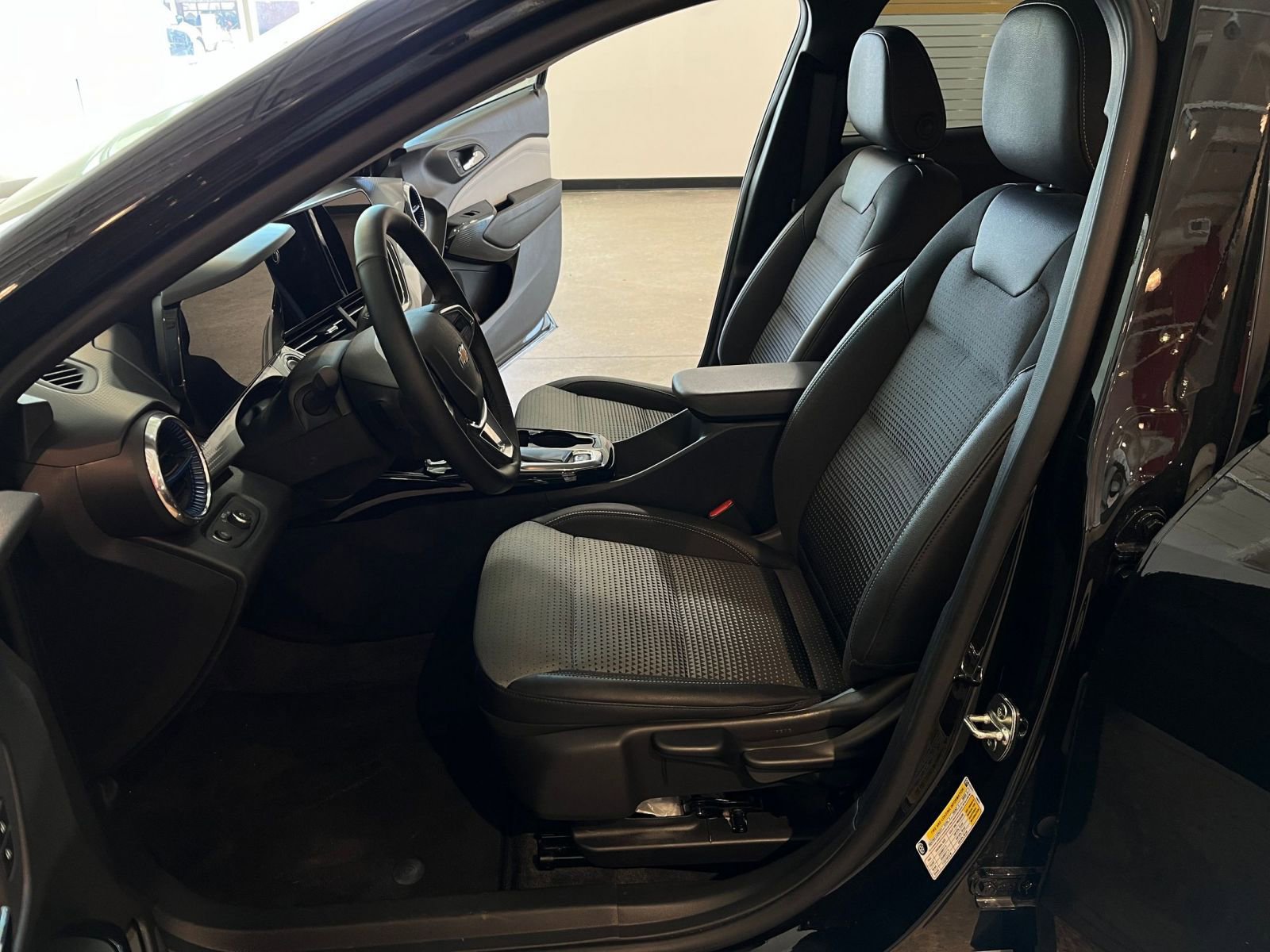 Thumbnail: 2025 Chevrolet Trax - 25