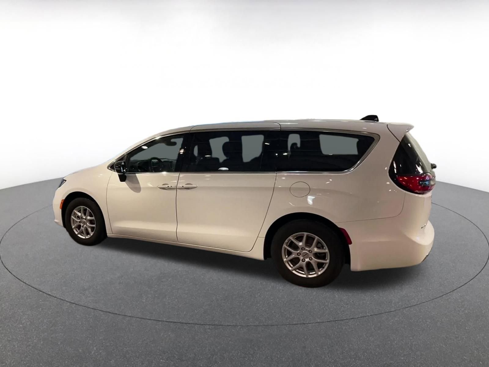 Thumbnail: 2025 Chrysler Pacifica - 9