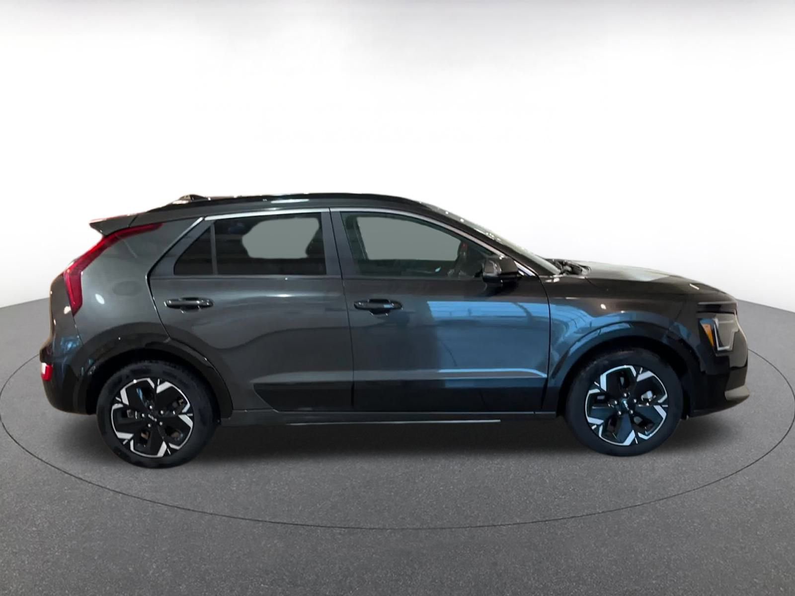 Thumbnail: 2023 Kia Niro - 16