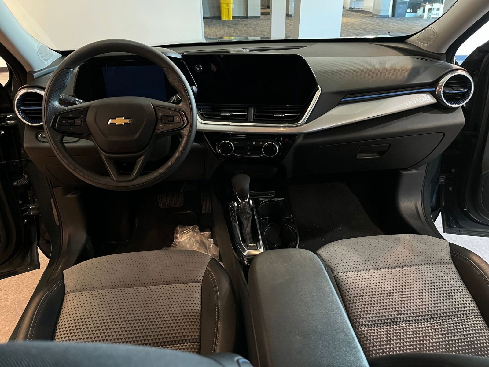 Thumbnail: 2025 Chevrolet Trax - 32