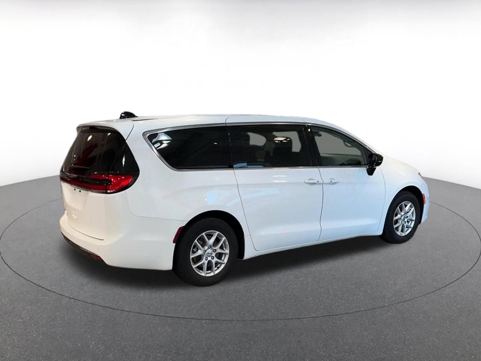 Thumbnail: 2024 Chrysler Pacifica - 15