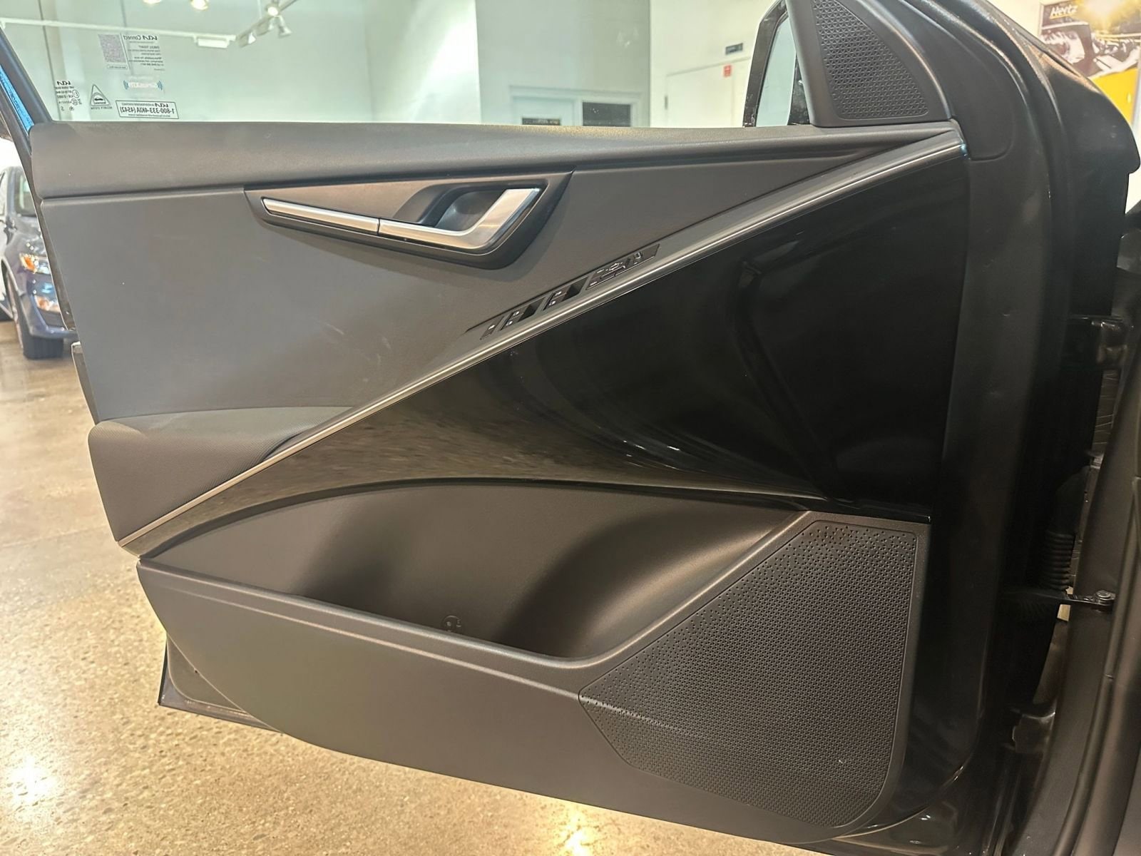 Thumbnail: 2023 Kia Niro - 24