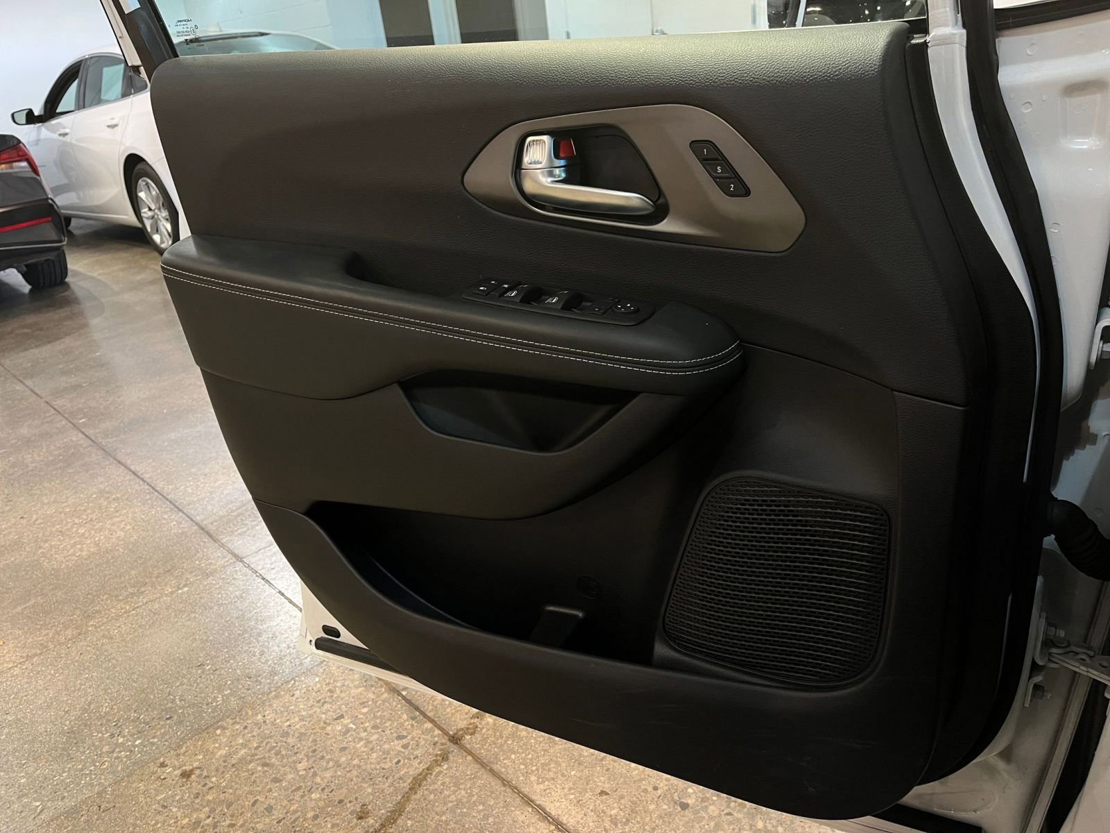 Thumbnail: 2025 Chrysler Pacifica - 18