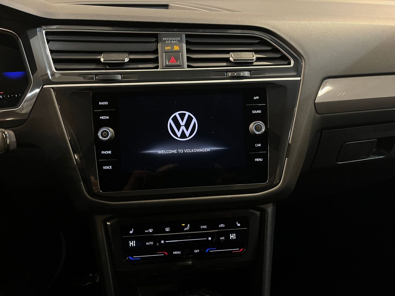 Thumbnail: 2024 Volkswagen Tiguan - 20