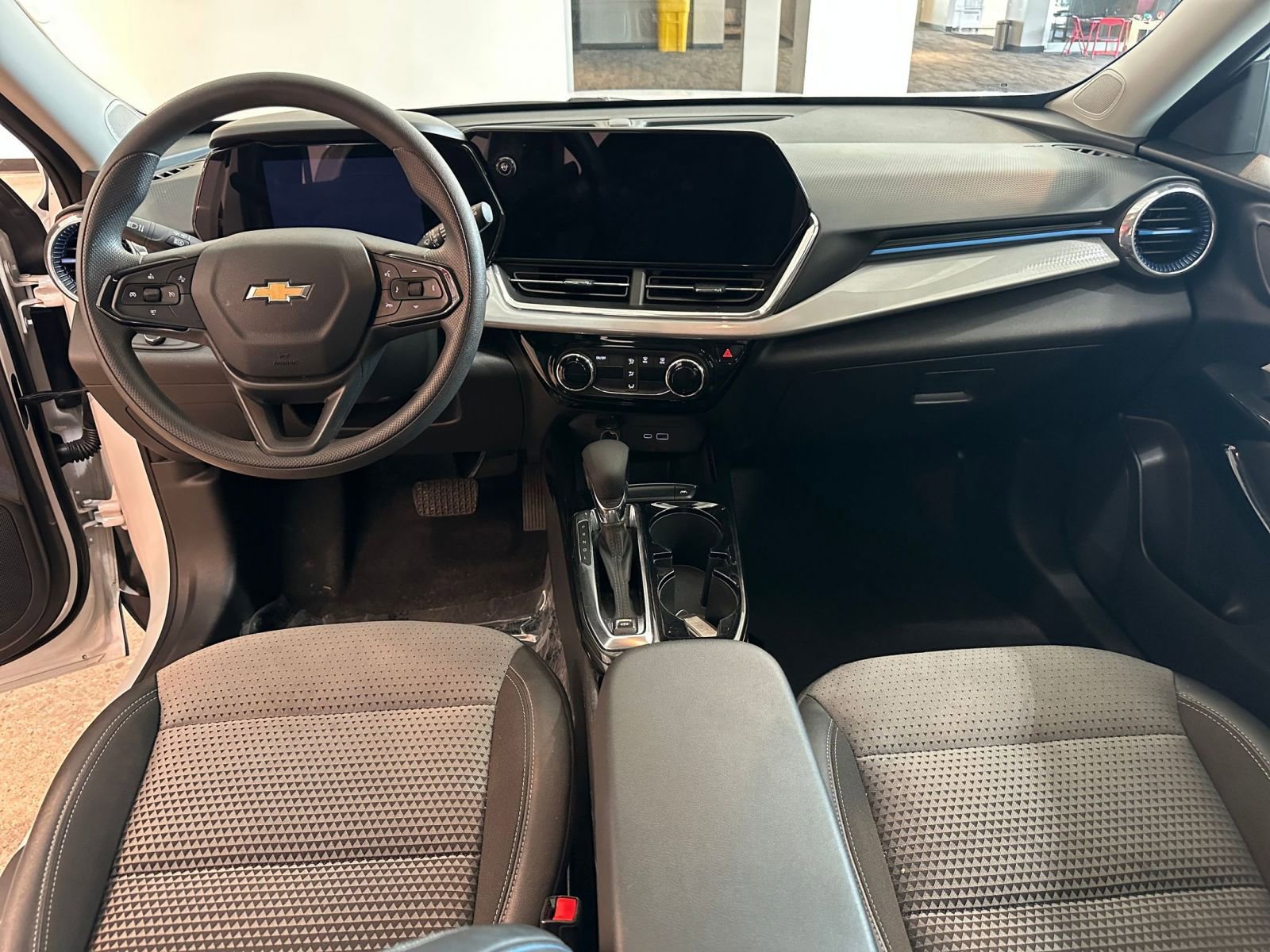 Thumbnail: 2025 Chevrolet Trax - 32