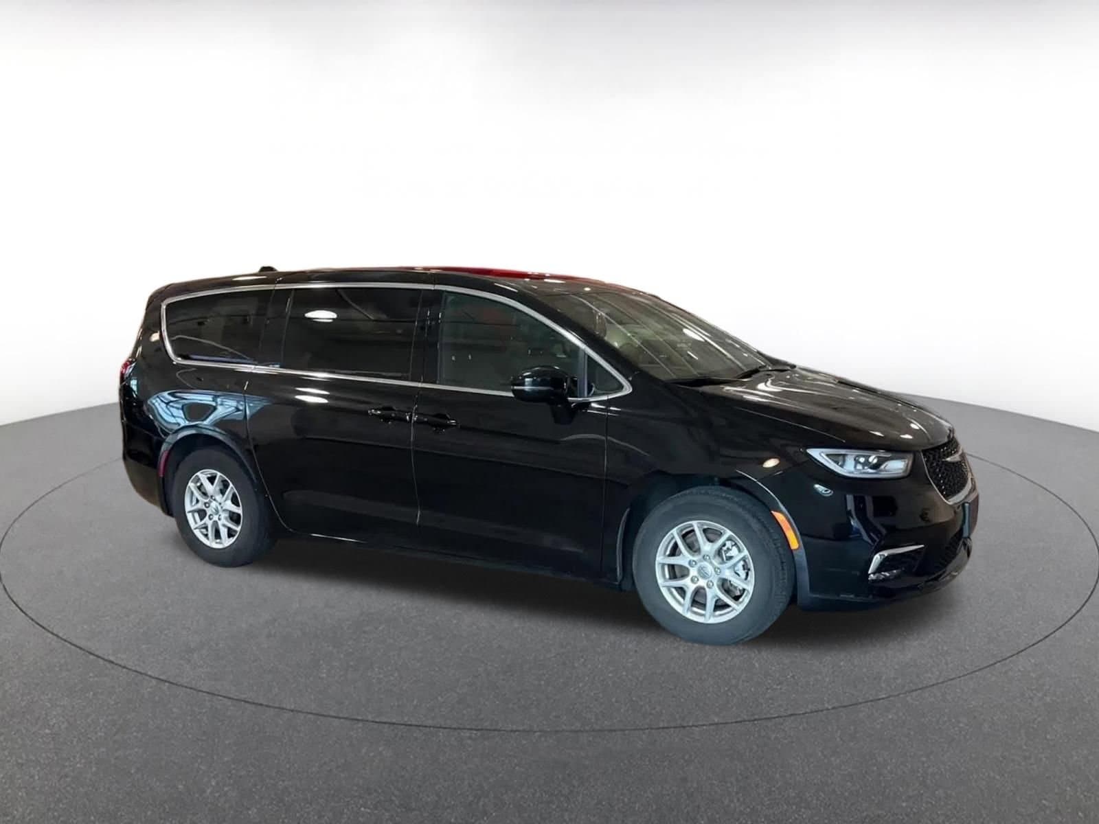 Thumbnail: 2025 Chrysler Pacifica - 2