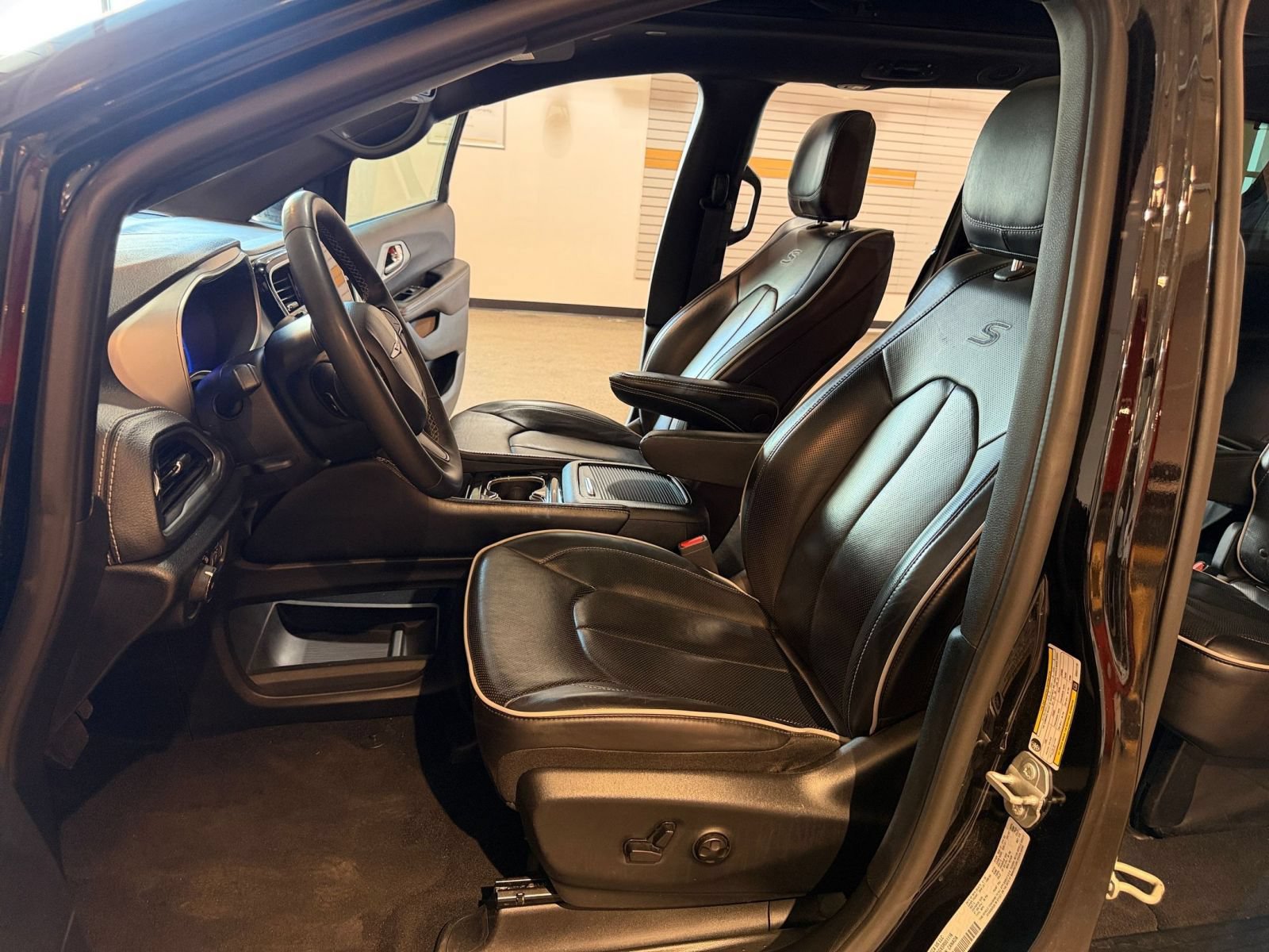 Thumbnail: 2025 Chrysler Pacifica - 24