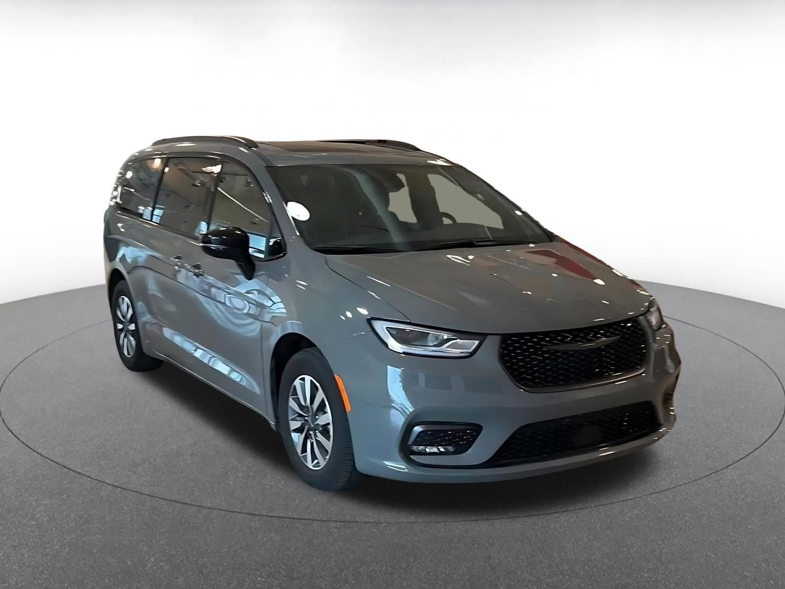 Thumbnail: 2025 Chrysler Pacifica - 3