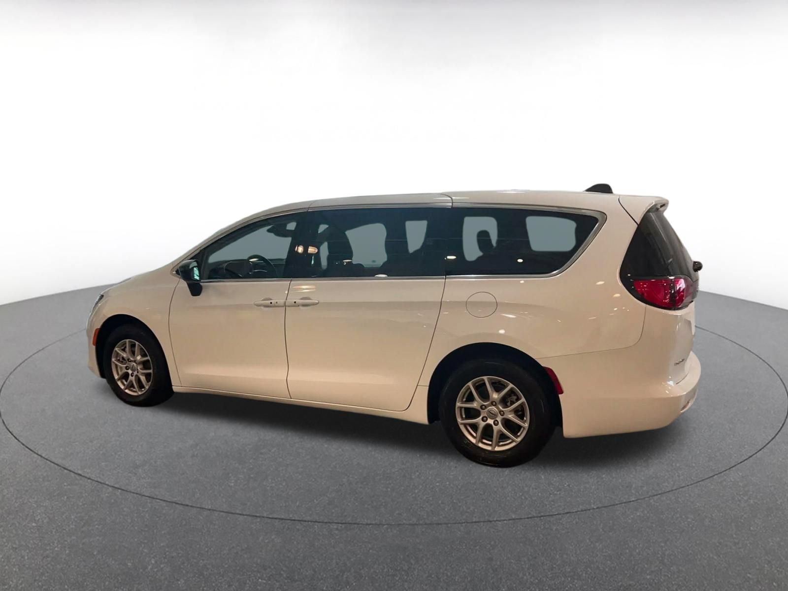 Thumbnail: 2024 Chrysler Voyager - 9