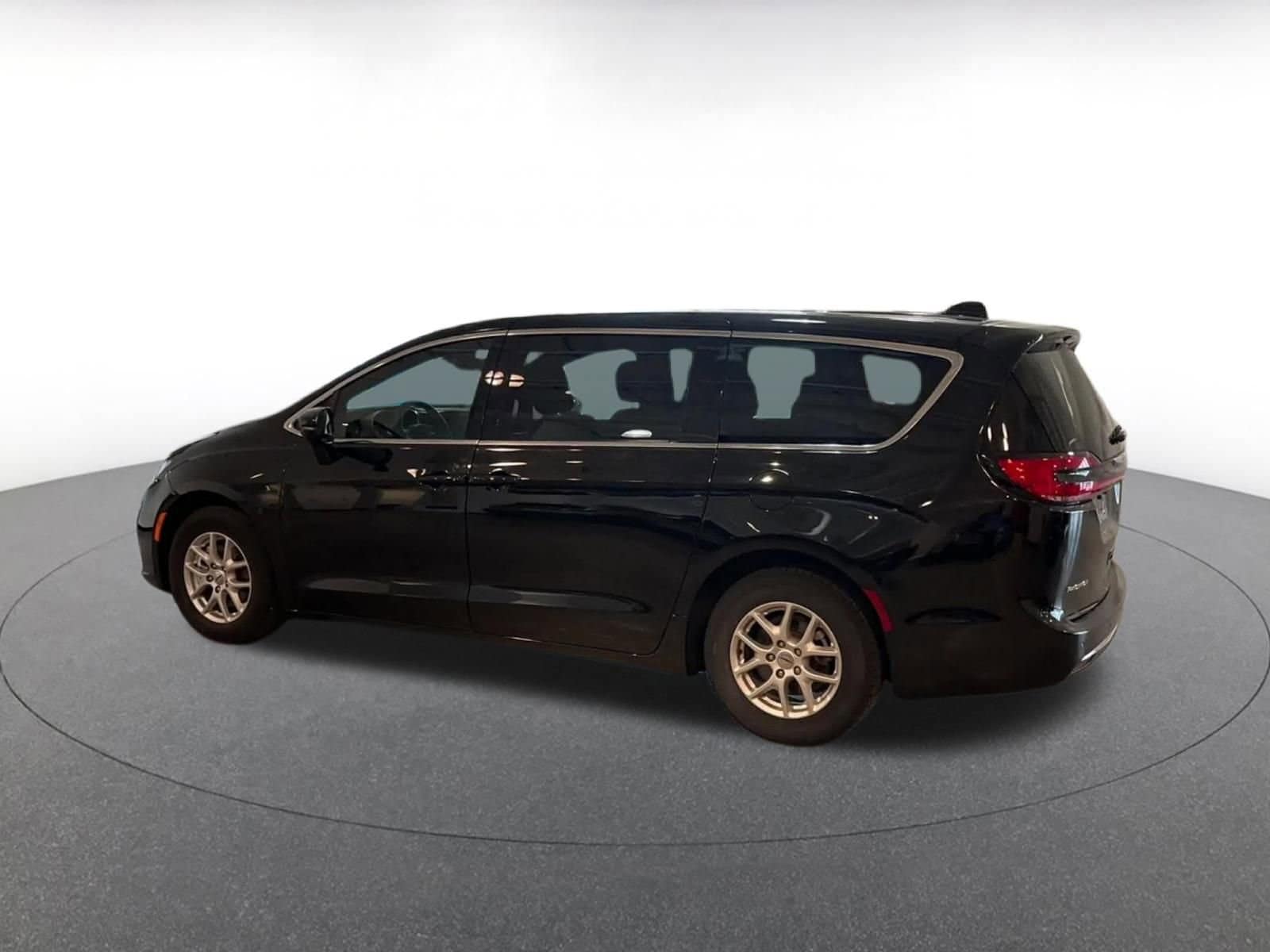 Thumbnail: 2025 Chrysler Pacifica - 10