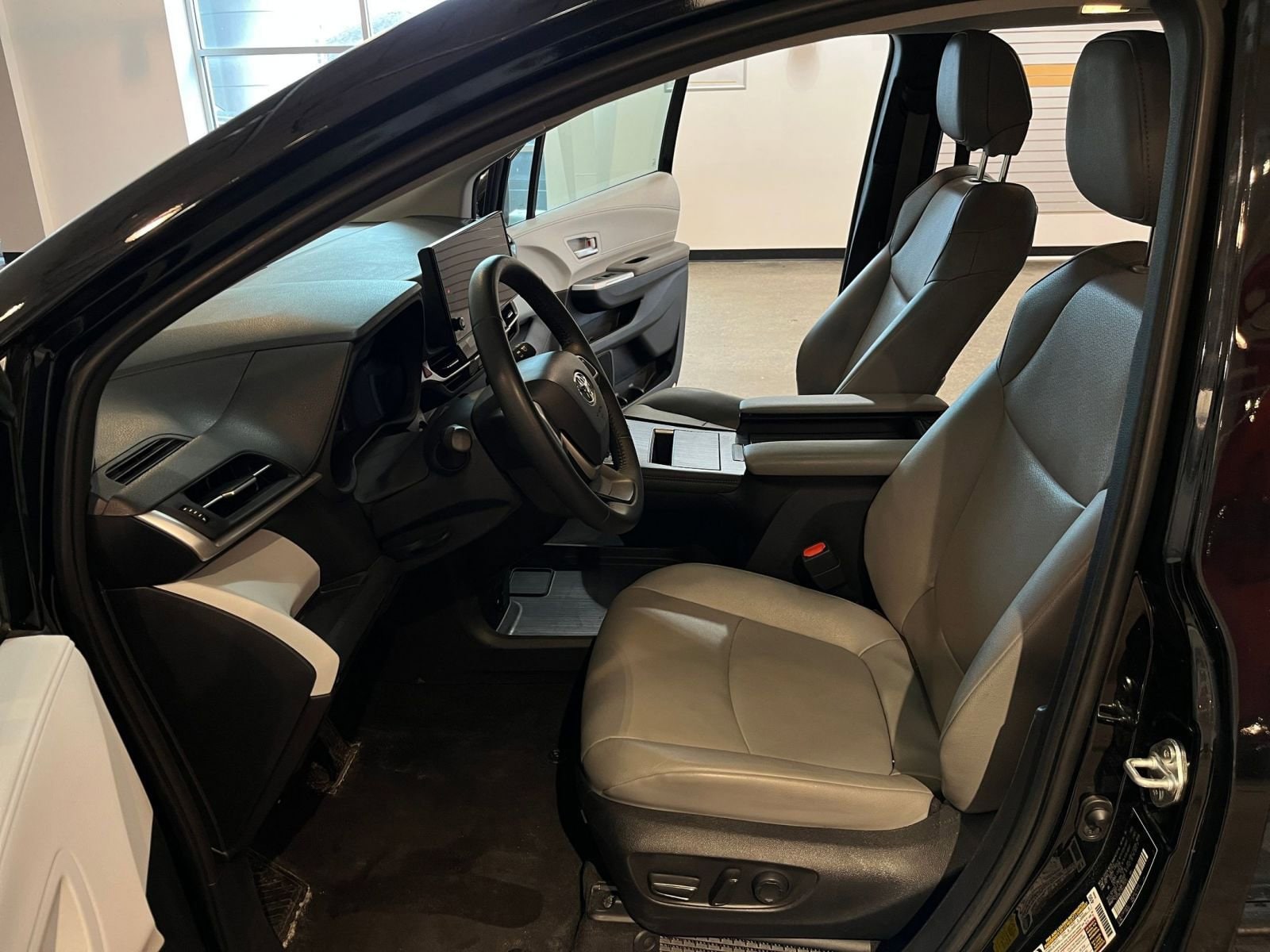 Thumbnail: 2025 Toyota Sienna - 28