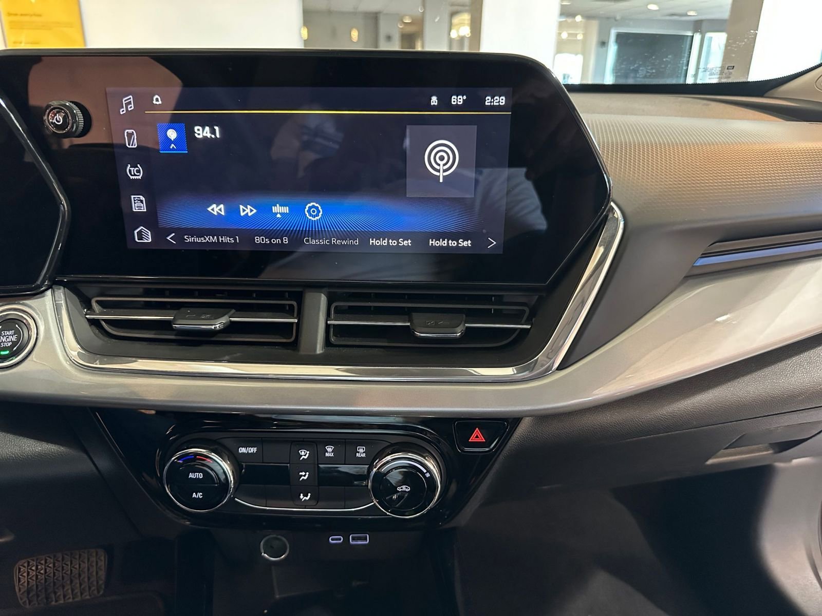 Thumbnail: 2025 Chevrolet Trax - 17