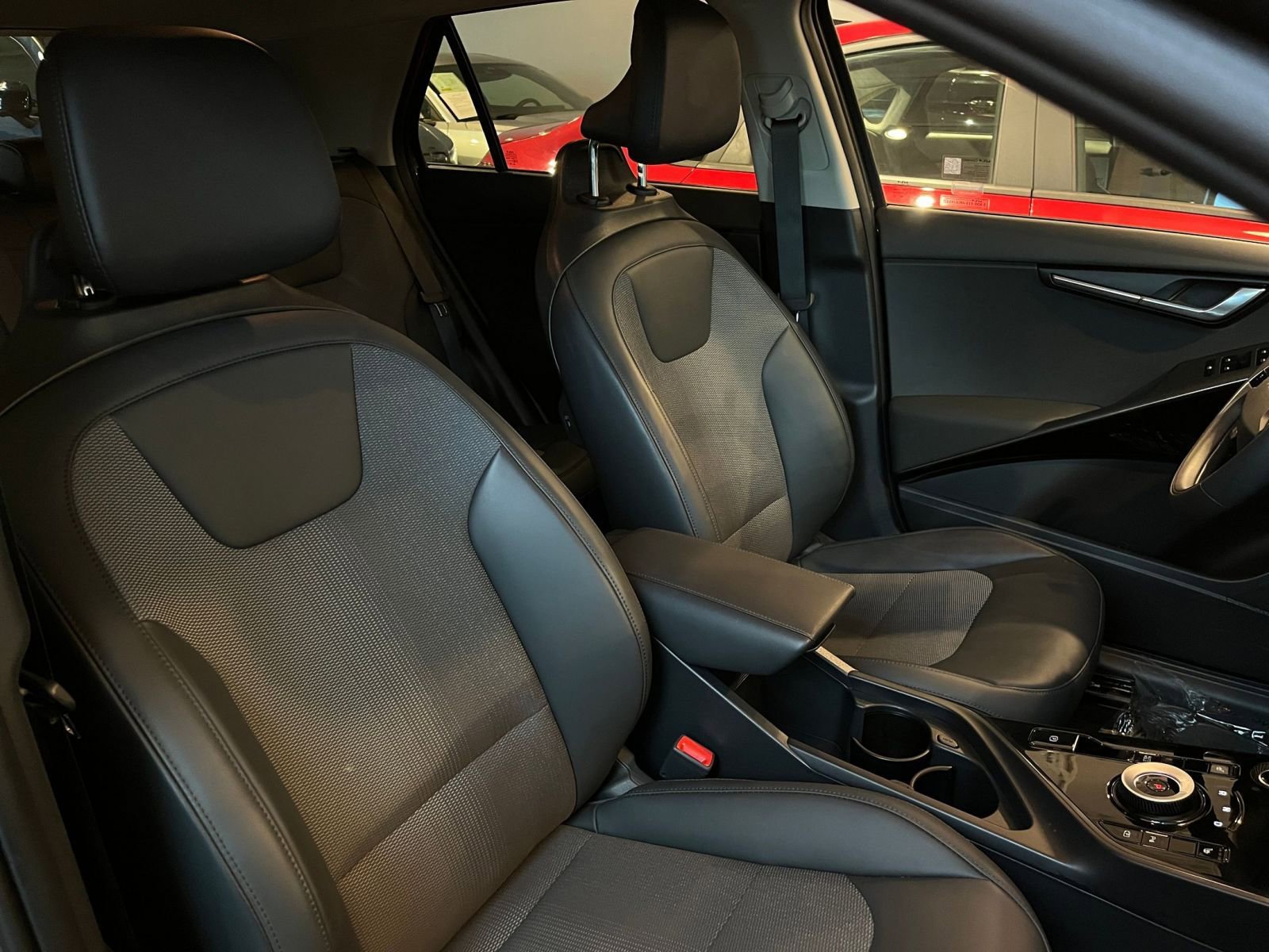 Thumbnail: 2023 Kia Niro - 31