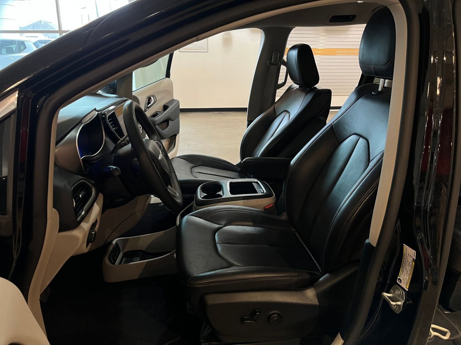 Thumbnail: 2024 Chrysler Pacifica - 28