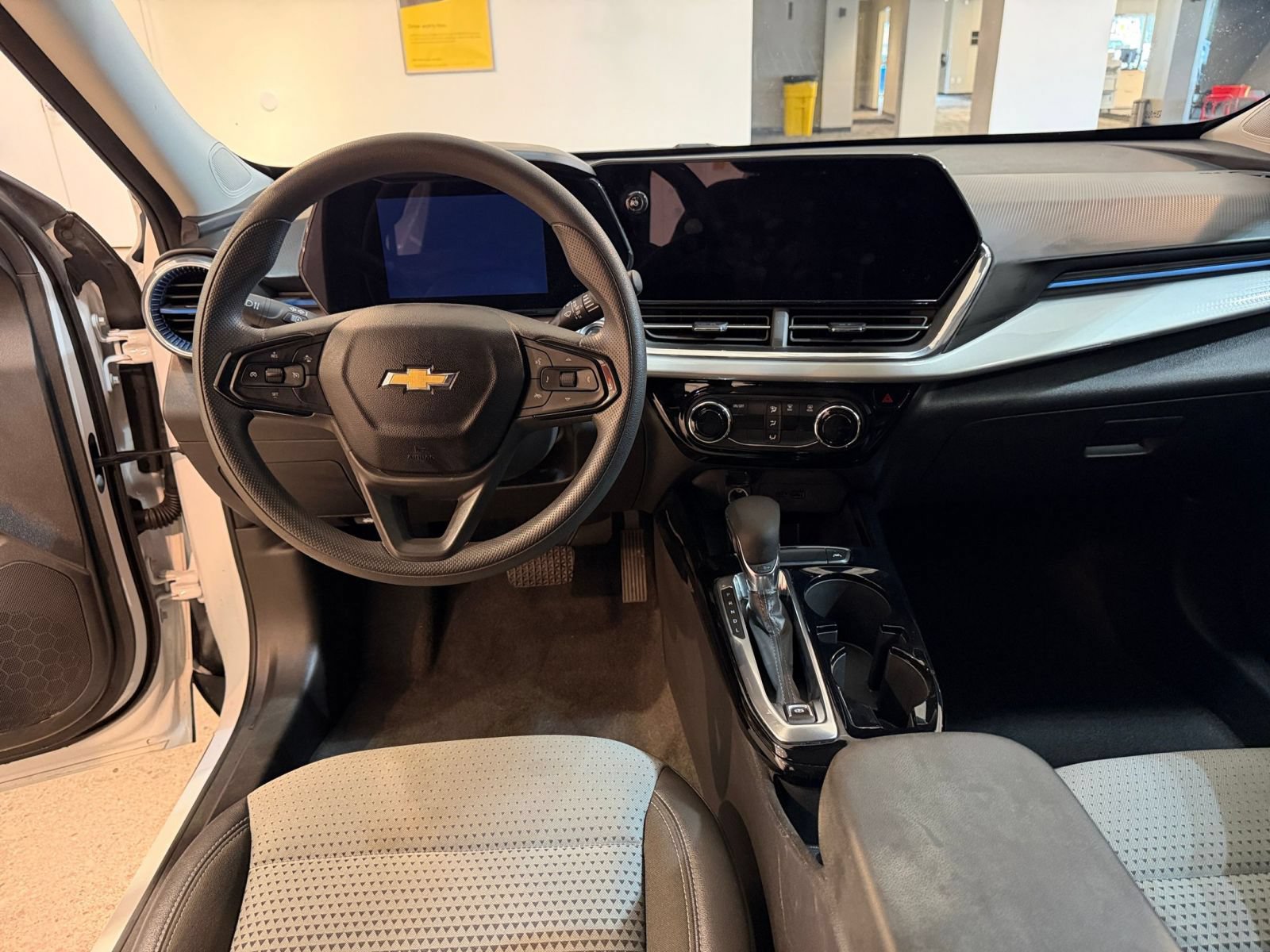 Thumbnail: 2025 Chevrolet Trax - 32