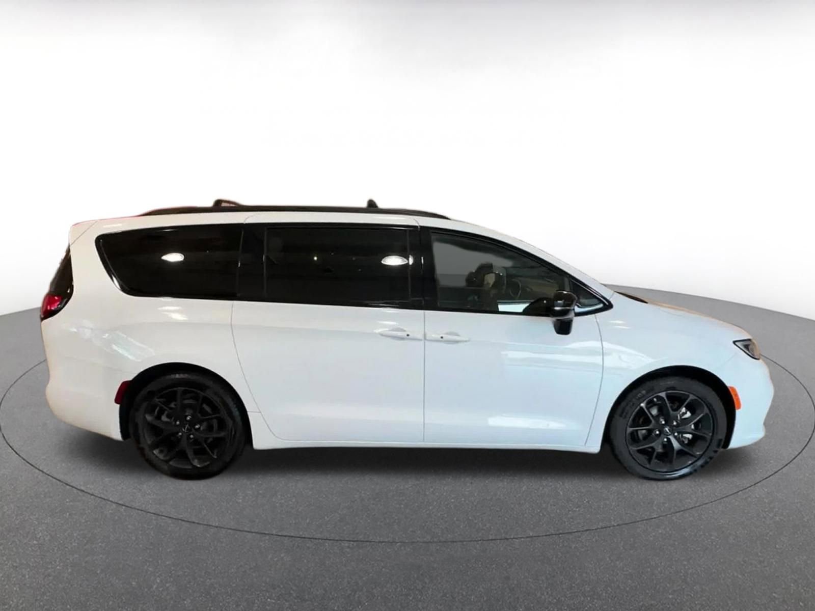 Thumbnail: 2025 Chrysler Pacifica - 16