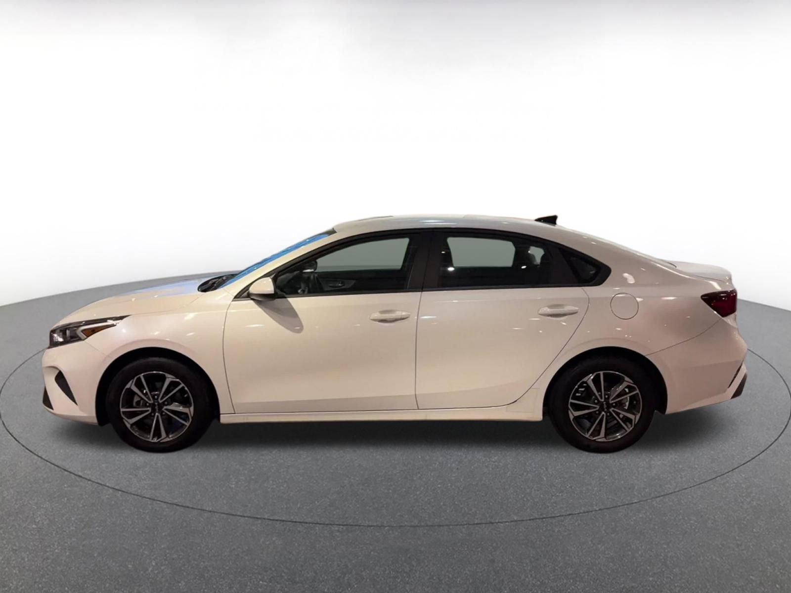 Thumbnail: 2024 Kia Forte - 9