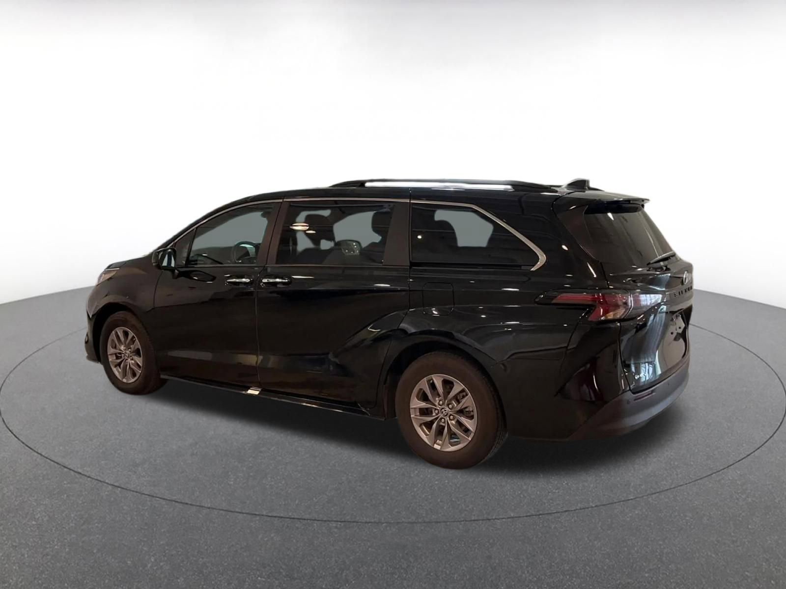 Thumbnail: 2025 Toyota Sienna - 10