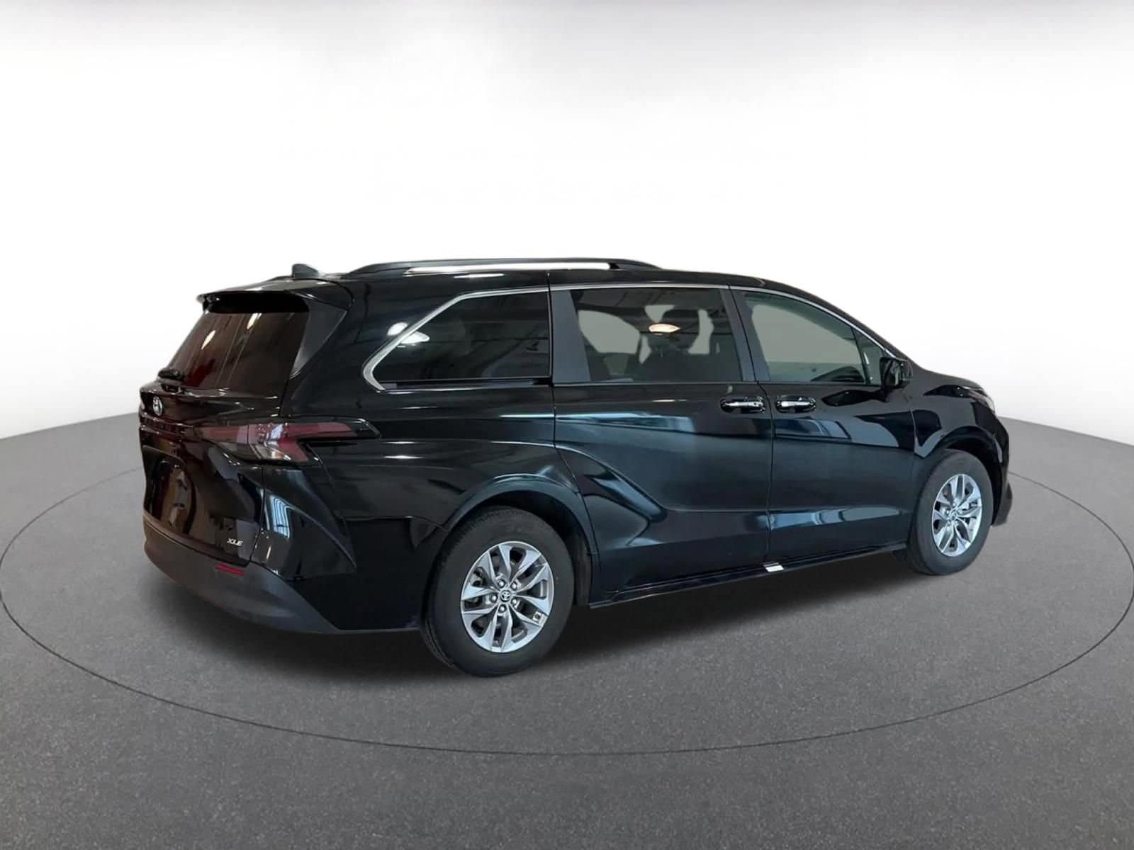 Thumbnail: 2025 Toyota Sienna - 14