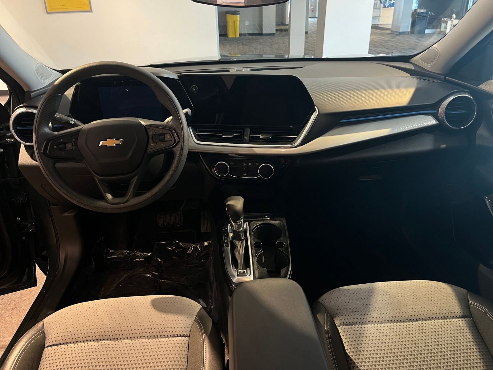 Thumbnail: 2025 Chevrolet Trax - 32