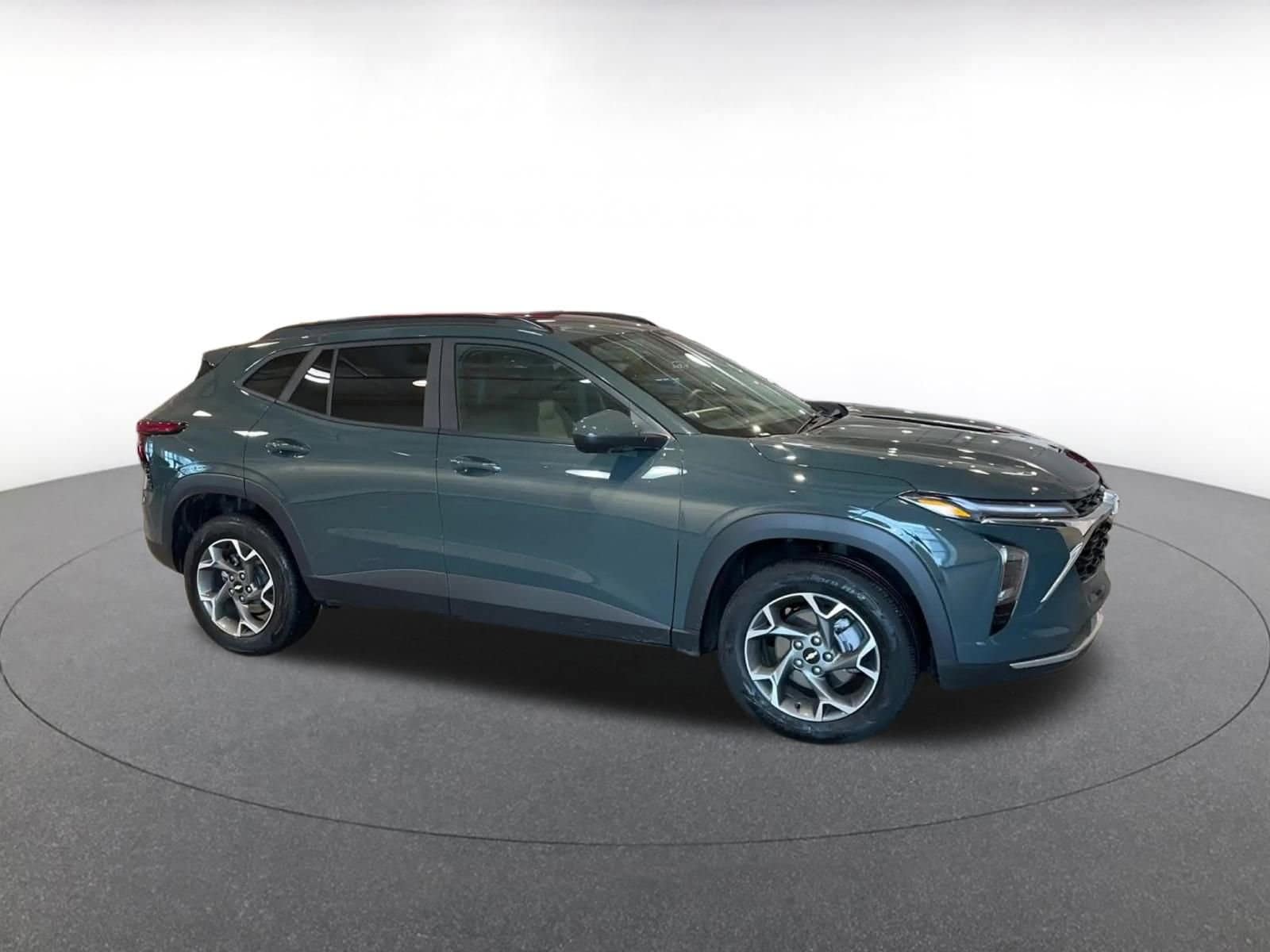 Thumbnail: 2025 Chevrolet Trax - 2