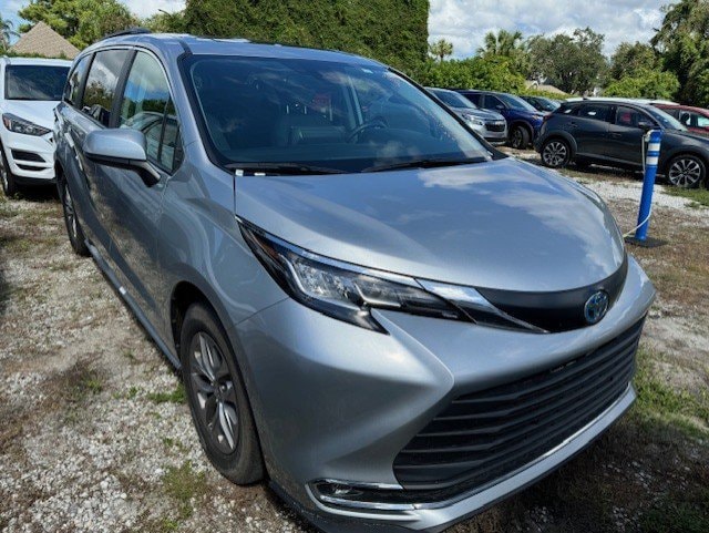 2023 Toyota Sienna XLE 3