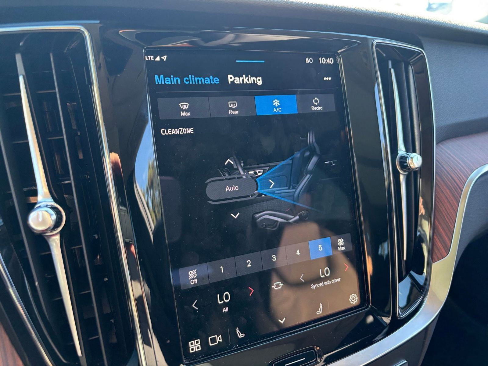 Thumbnail: 2025 Volvo S60 - 21