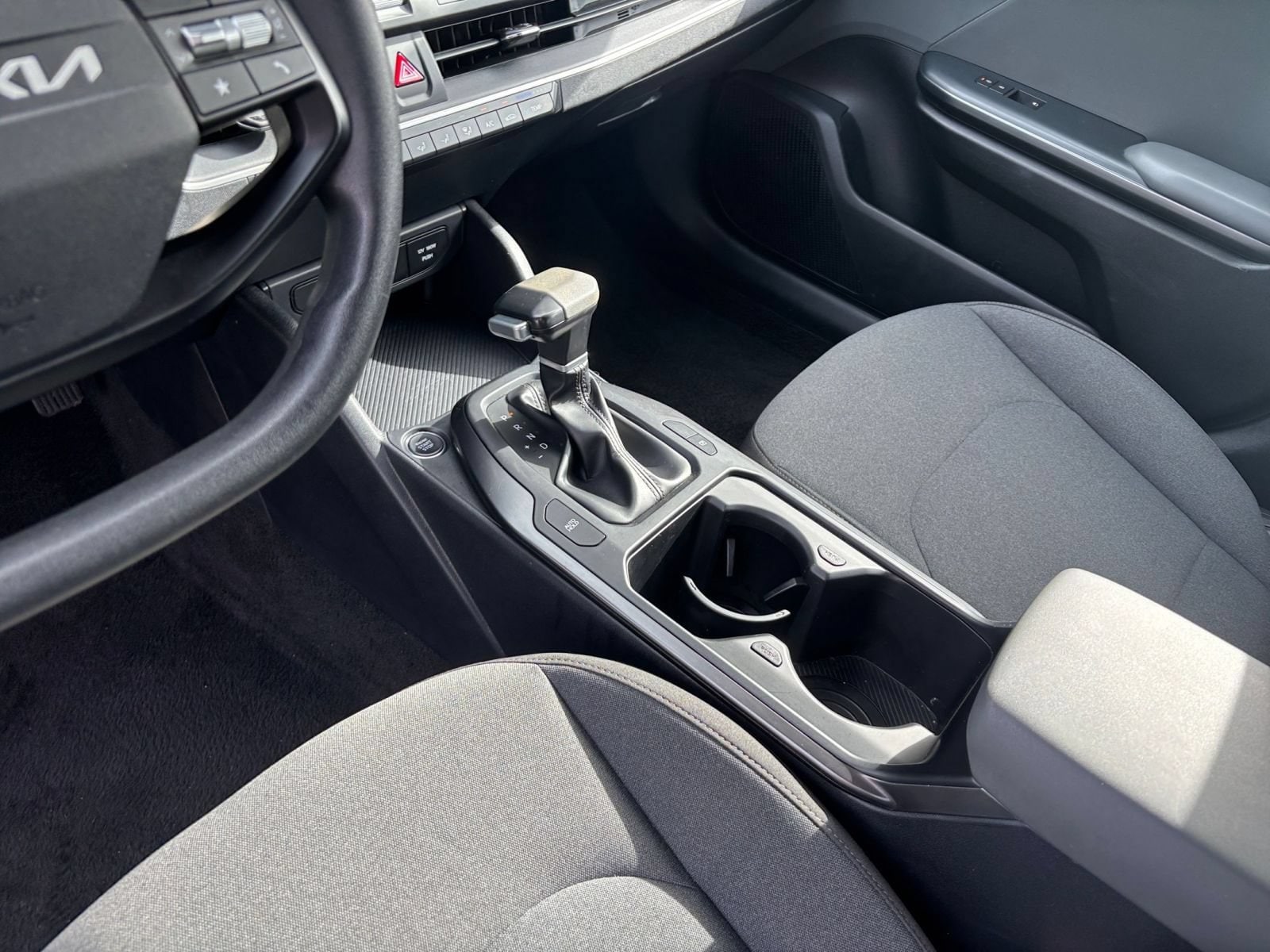 2025 Kia K4 LXS - Photo 39