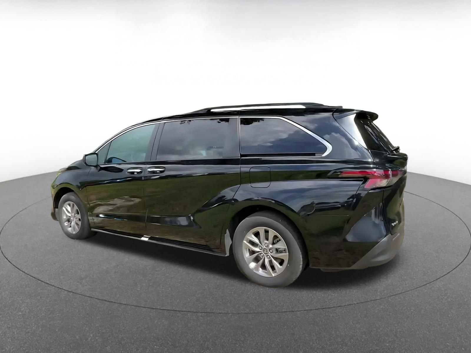 Thumbnail: 2025 Toyota Sienna - 8
