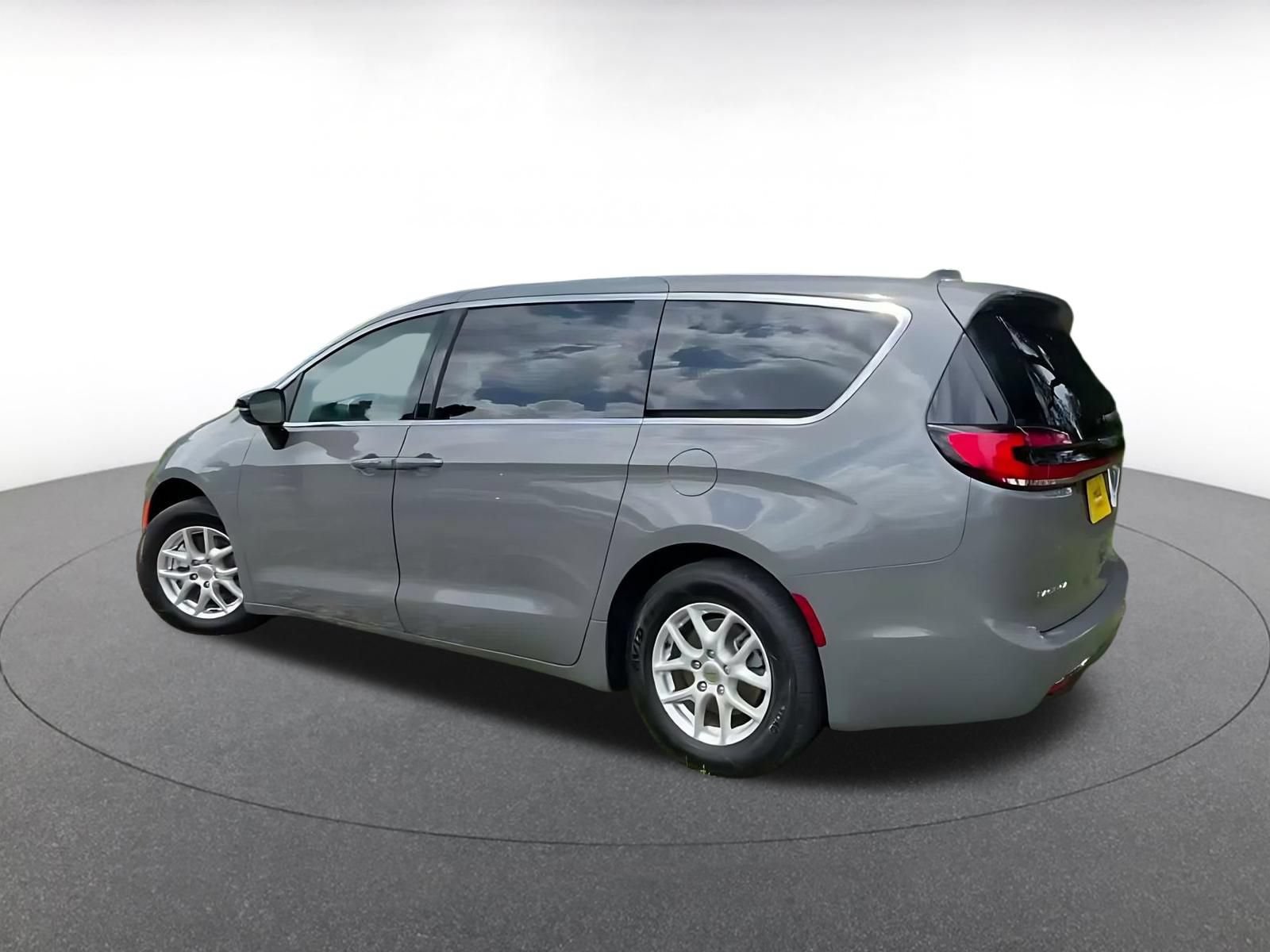 Thumbnail: 2025 Chrysler Pacifica - 9