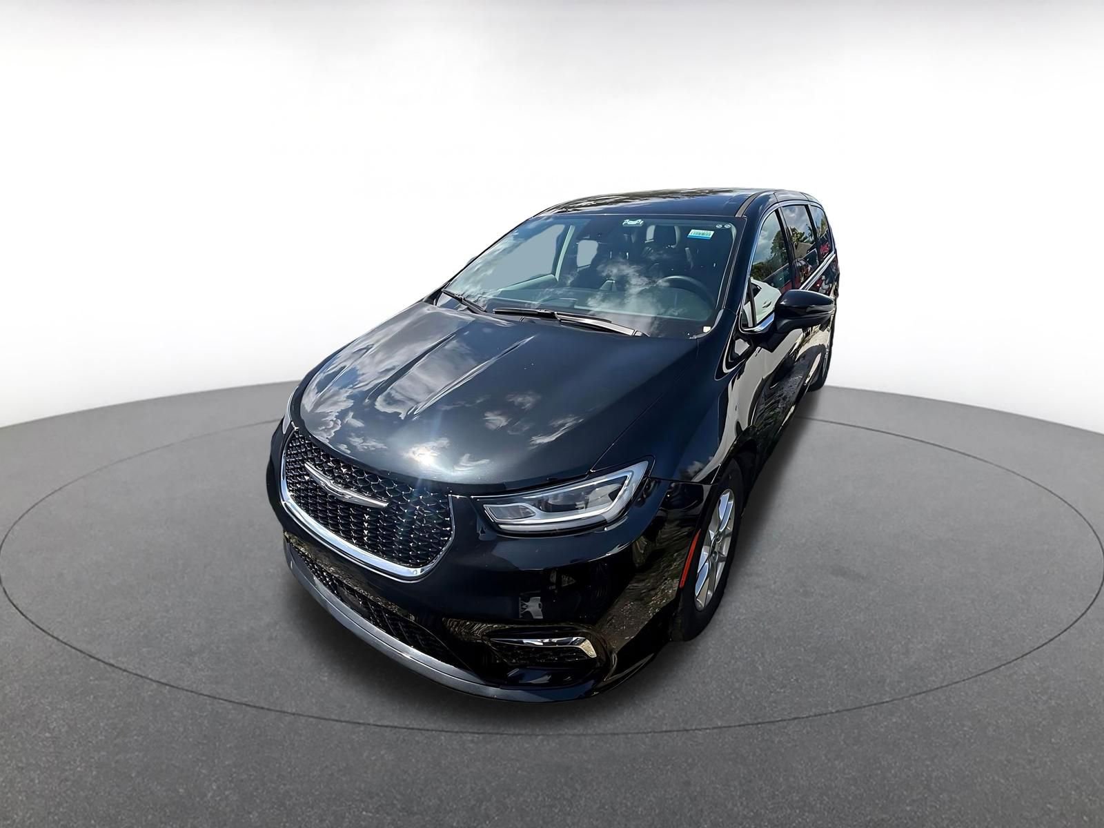 Thumbnail: 2023 Chrysler Pacifica - 3