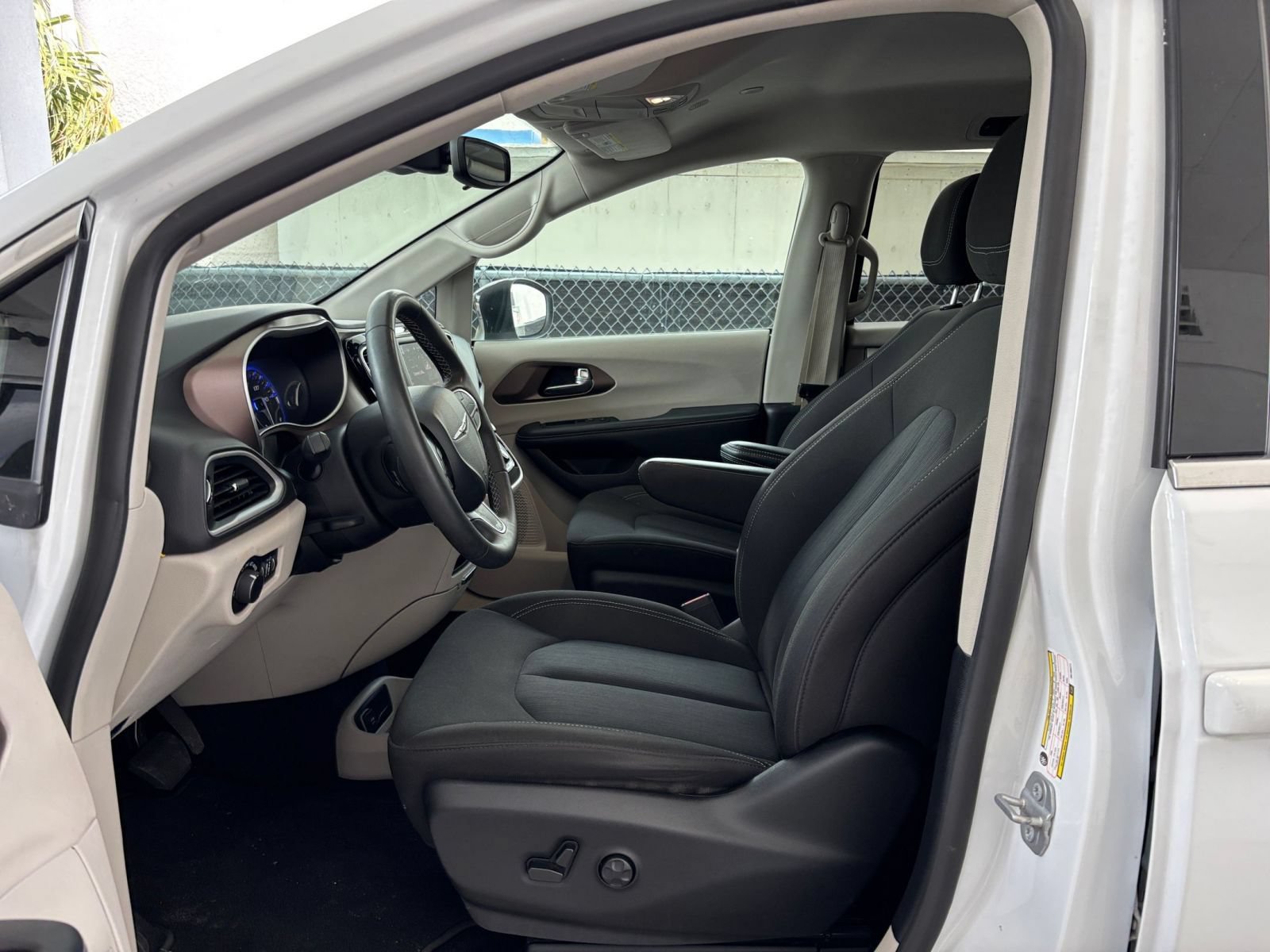 Thumbnail: 2024 Chrysler Voyager - 27