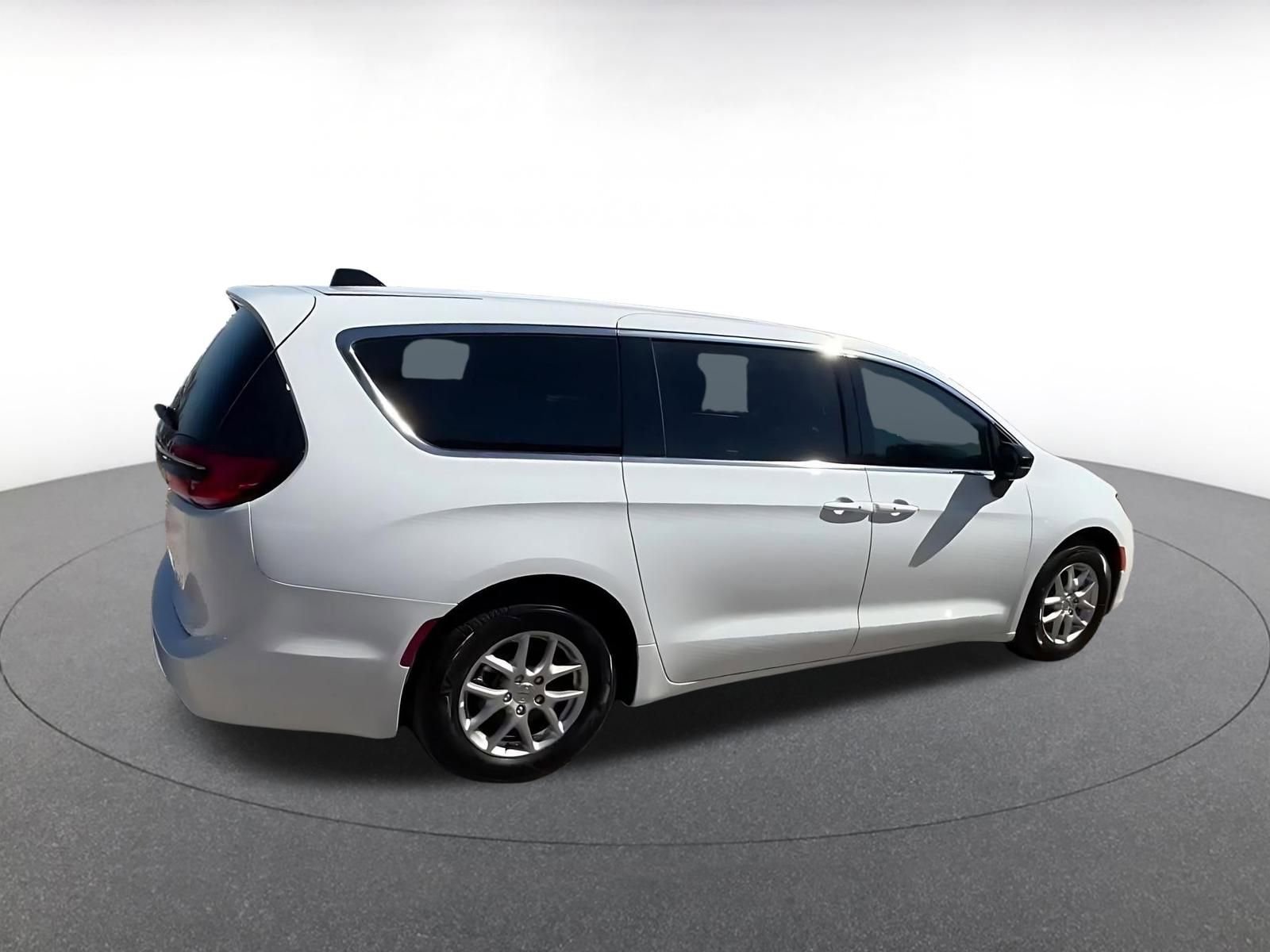 Thumbnail: 2025 Chrysler Pacifica - 15