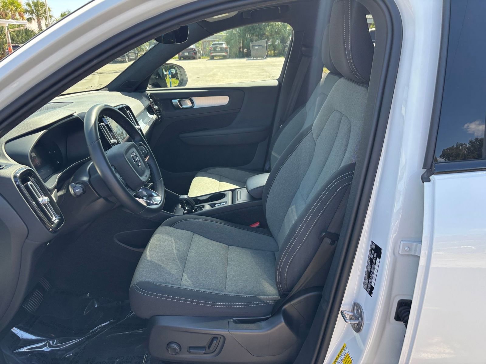 Thumbnail: 2024 Volvo XC40 - 27