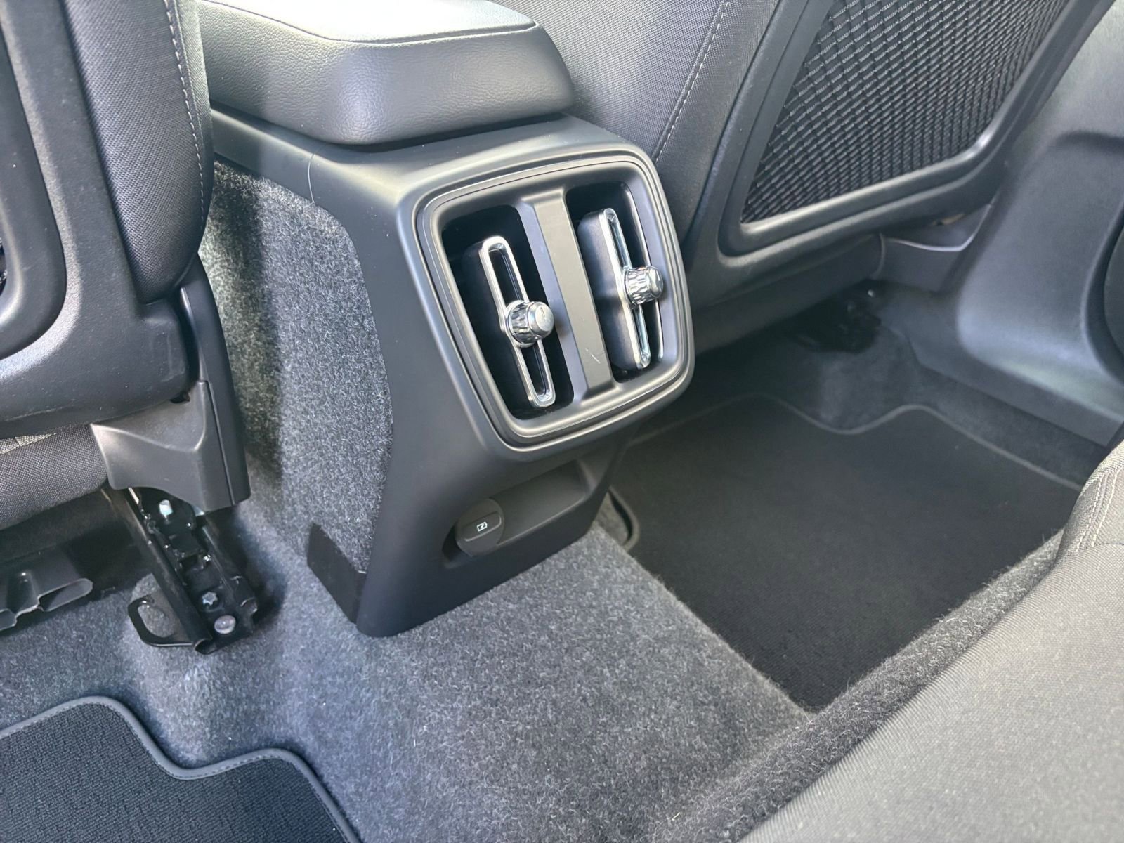 Thumbnail: 2024 Volvo XC40 - 24