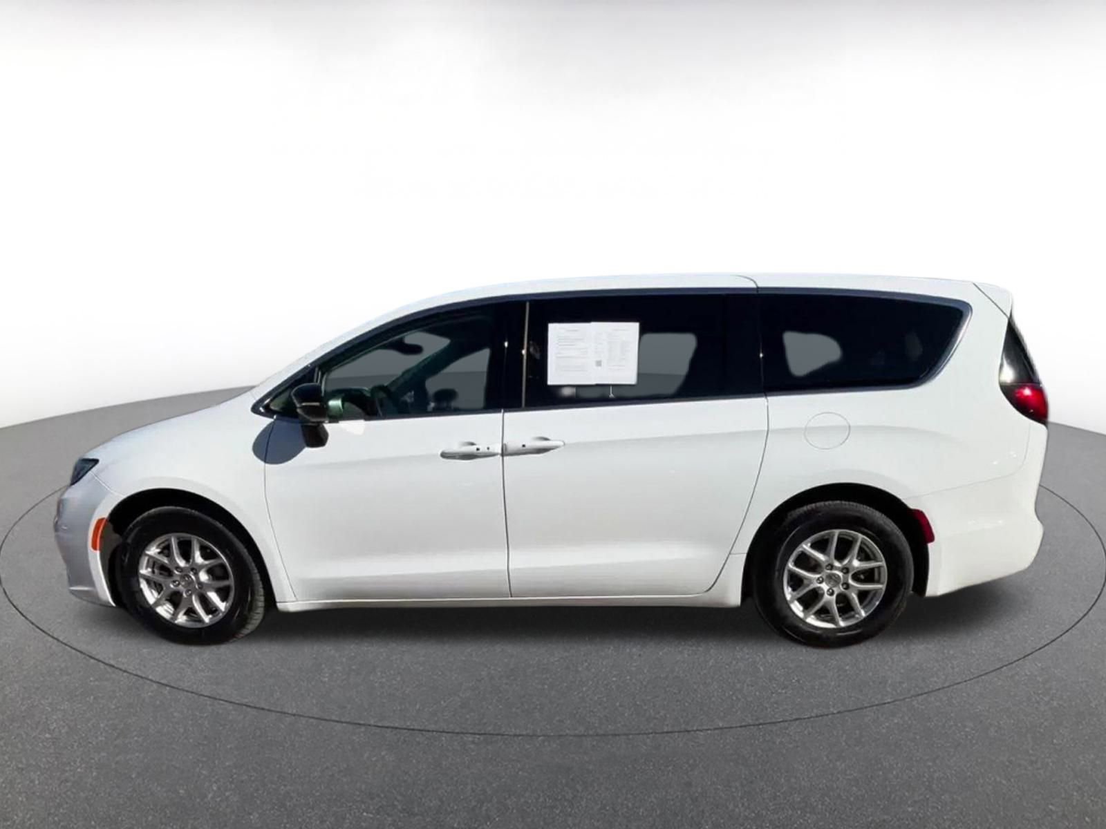 Thumbnail: 2024 Chrysler Pacifica - 9