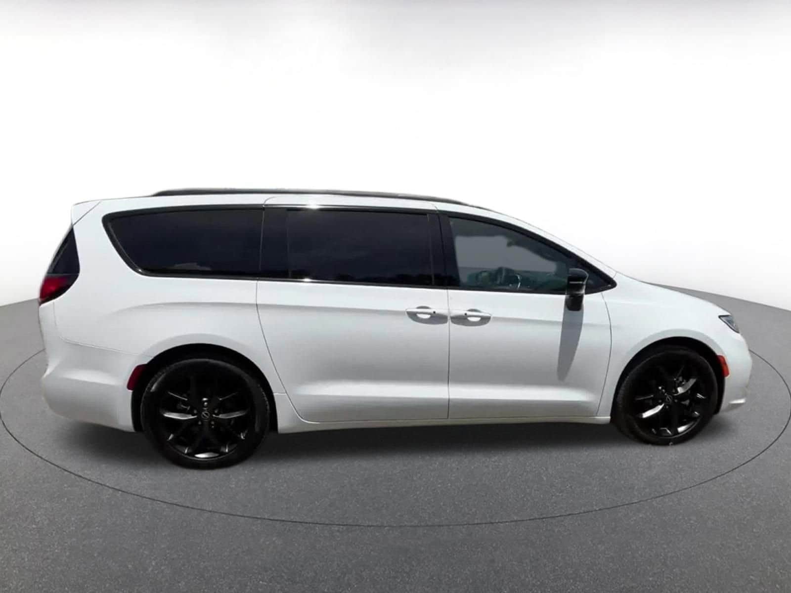 Thumbnail: 2025 Chrysler Pacifica - 17