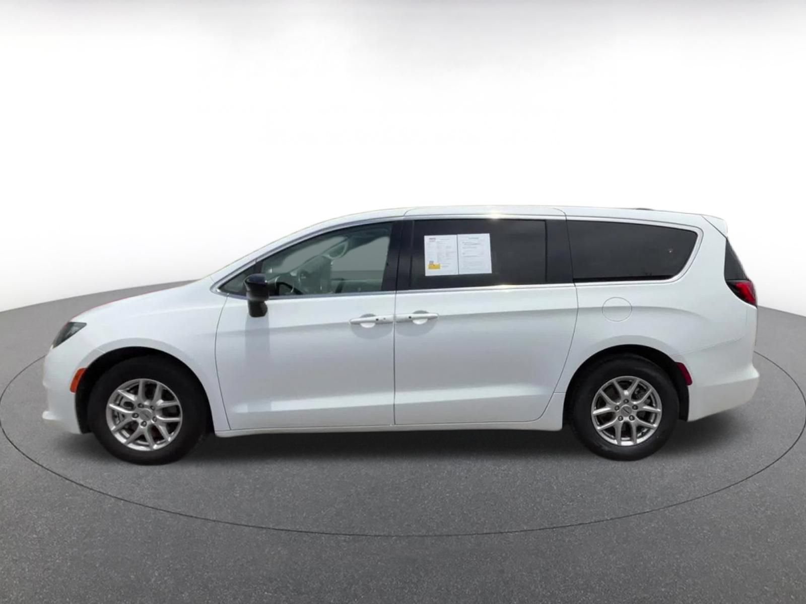 Thumbnail: 2024 Chrysler Voyager - 9