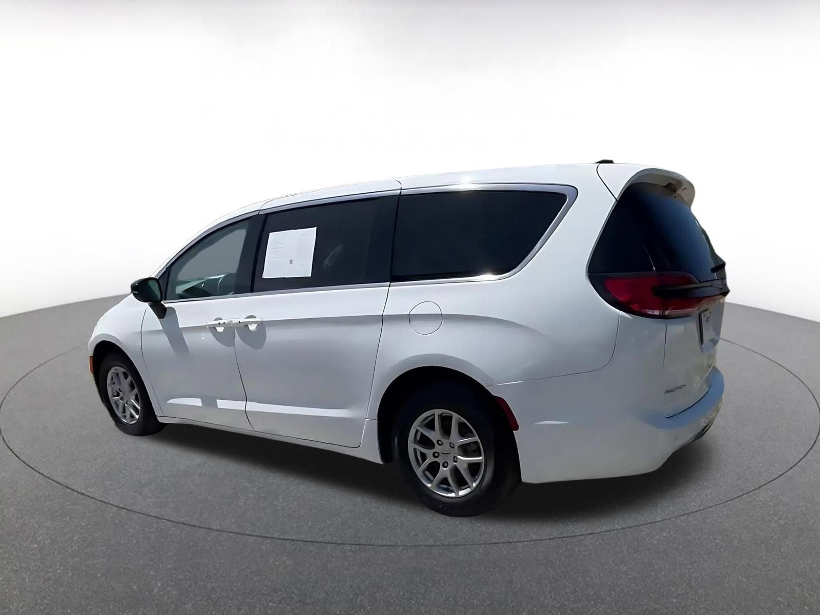 Thumbnail: 2024 Chrysler Pacifica - 10