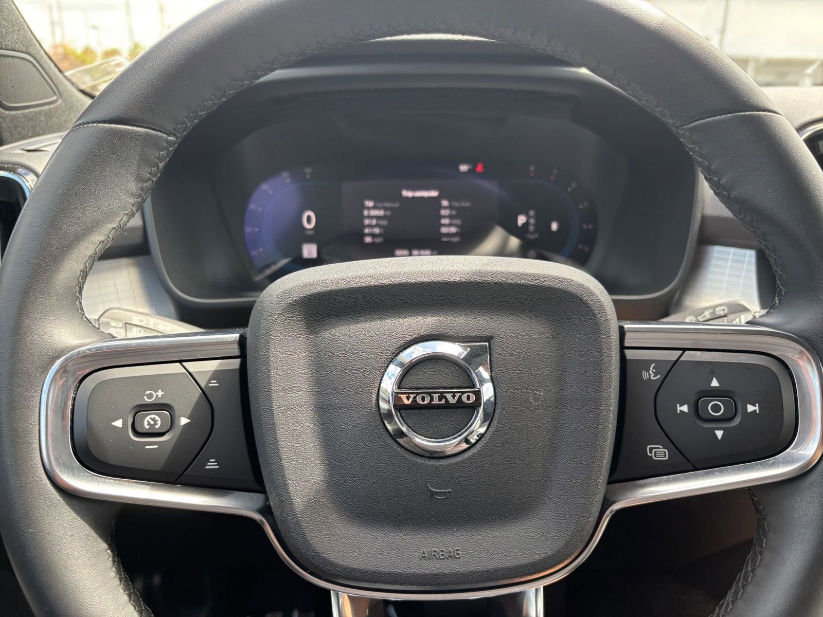 Thumbnail: 2024 Volvo XC40 - 28