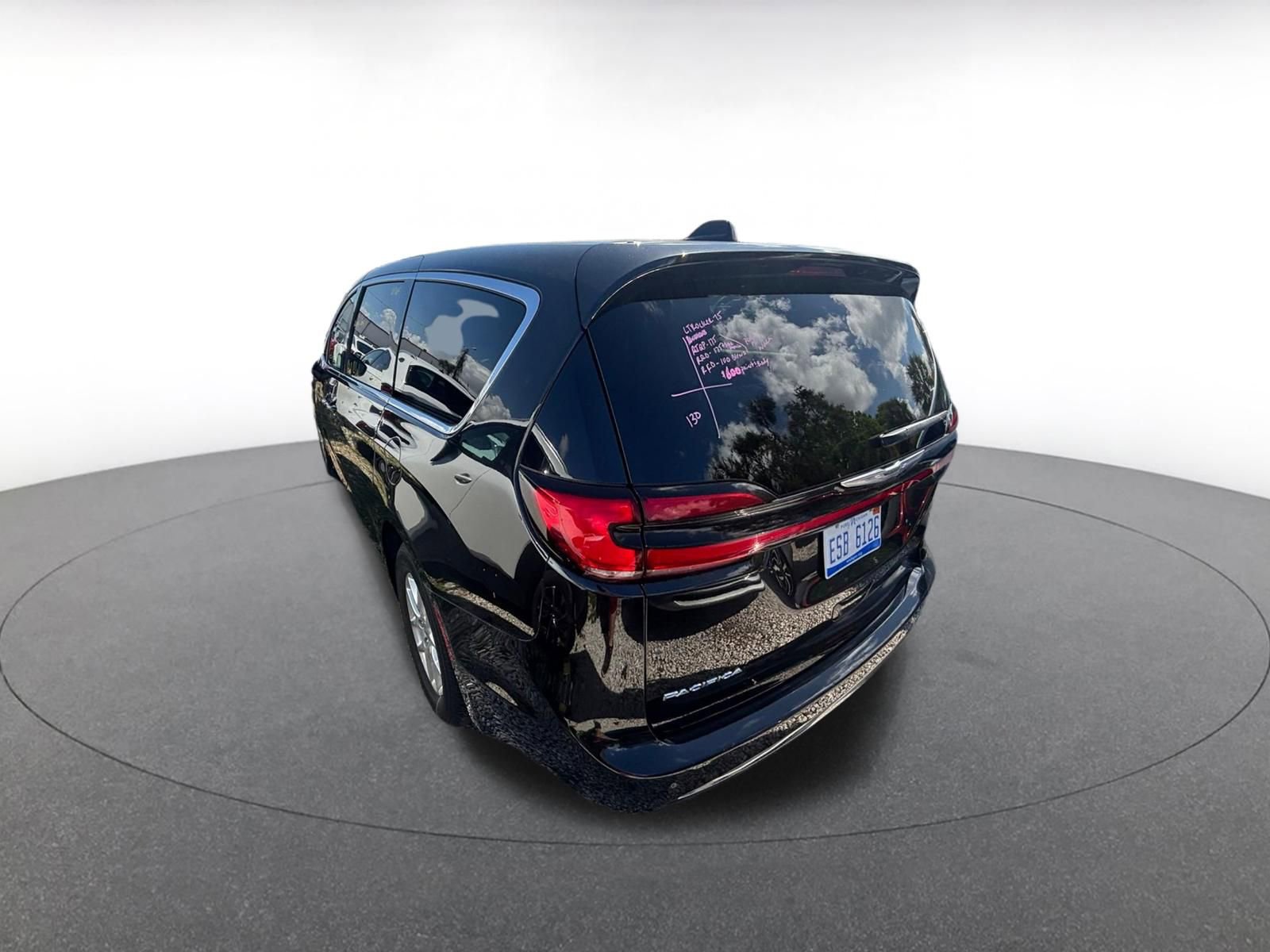 Thumbnail: 2023 Chrysler Pacifica - 4