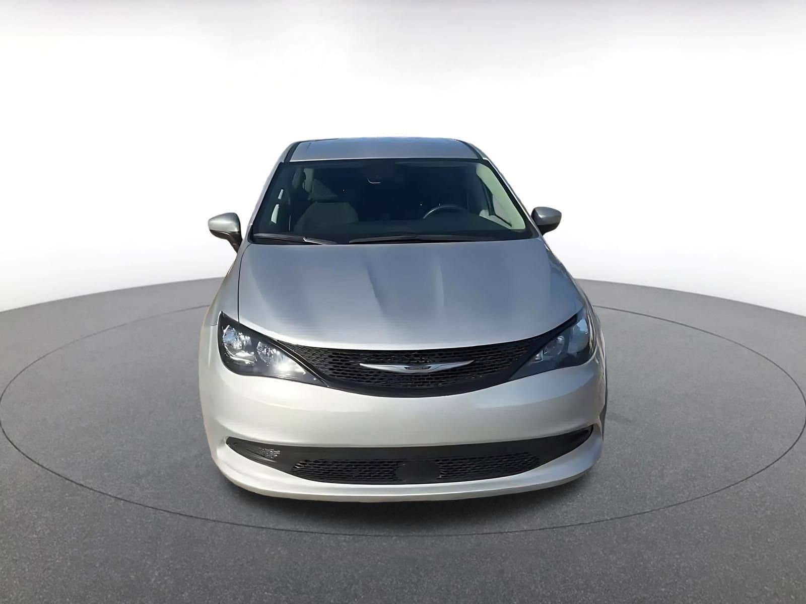 Thumbnail: 2023 Chrysler Voyager - 4