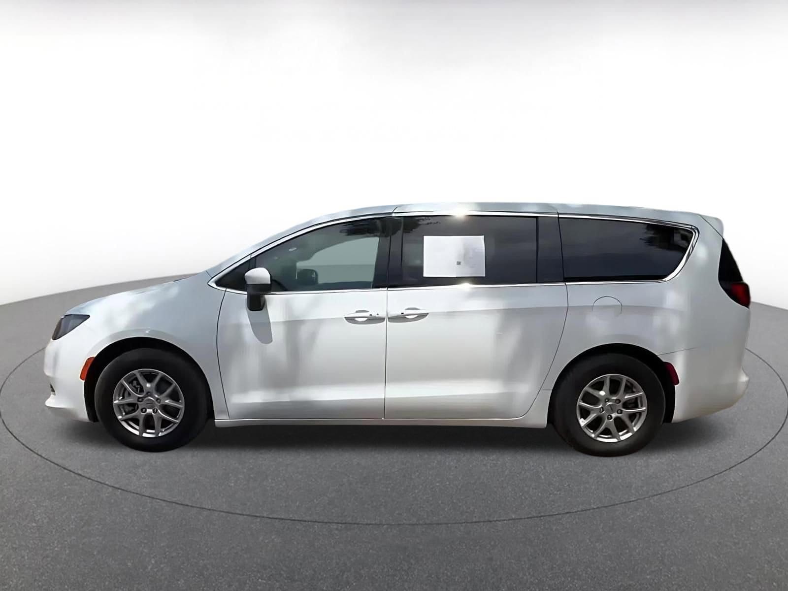 Thumbnail: 2023 Chrysler Voyager - 9