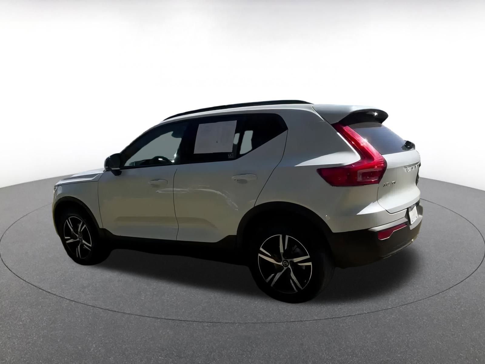 Thumbnail: 2024 Volvo XC40 - 10
