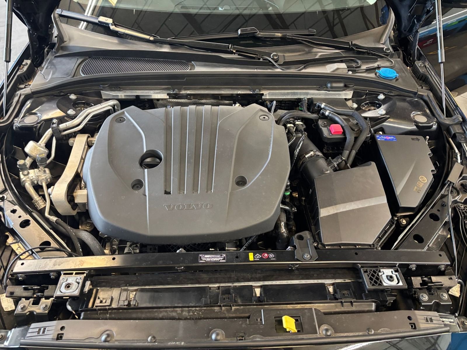 Thumbnail: 2025 Volvo S60 - 32