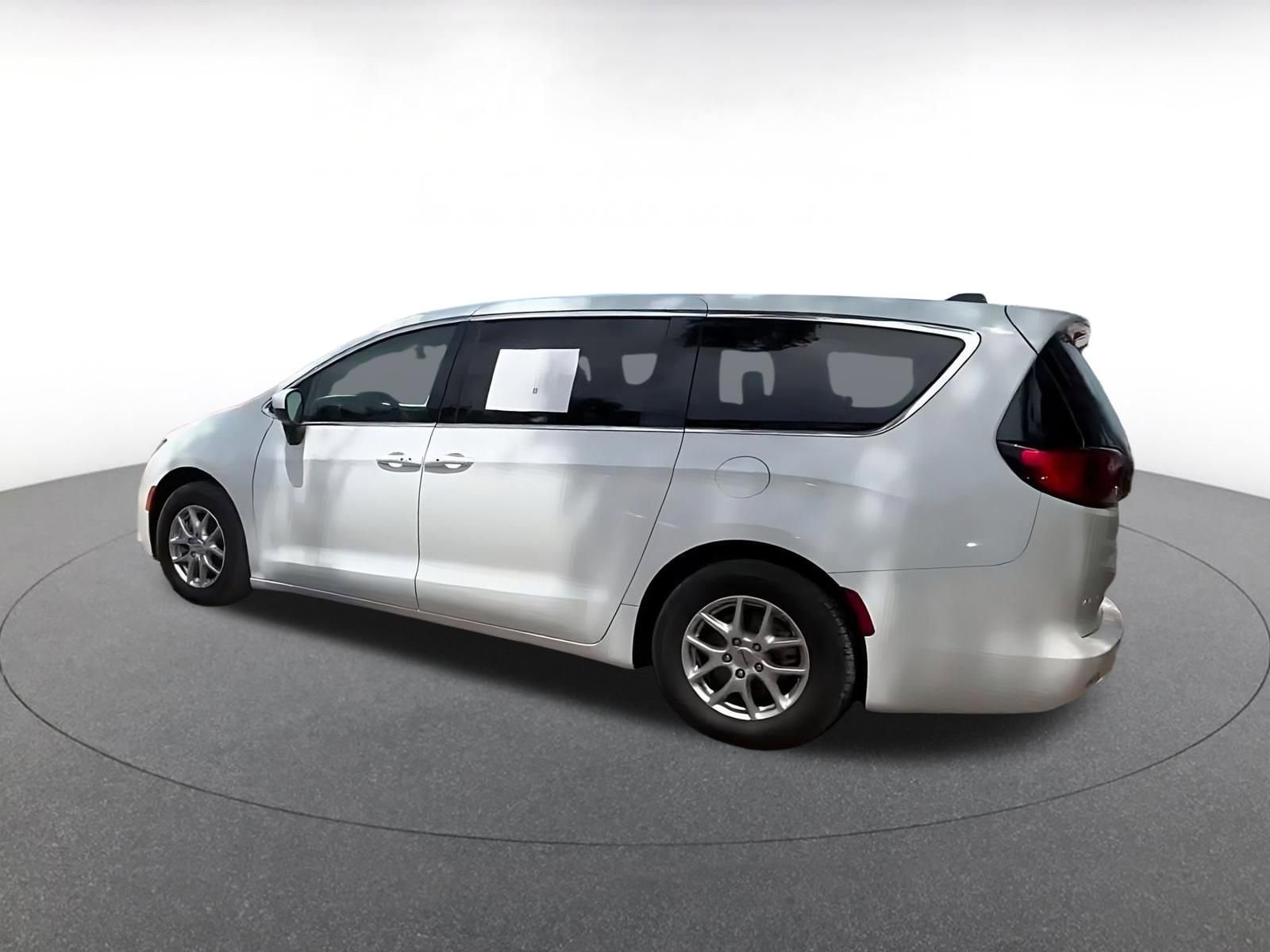 Thumbnail: 2023 Chrysler Voyager - 10