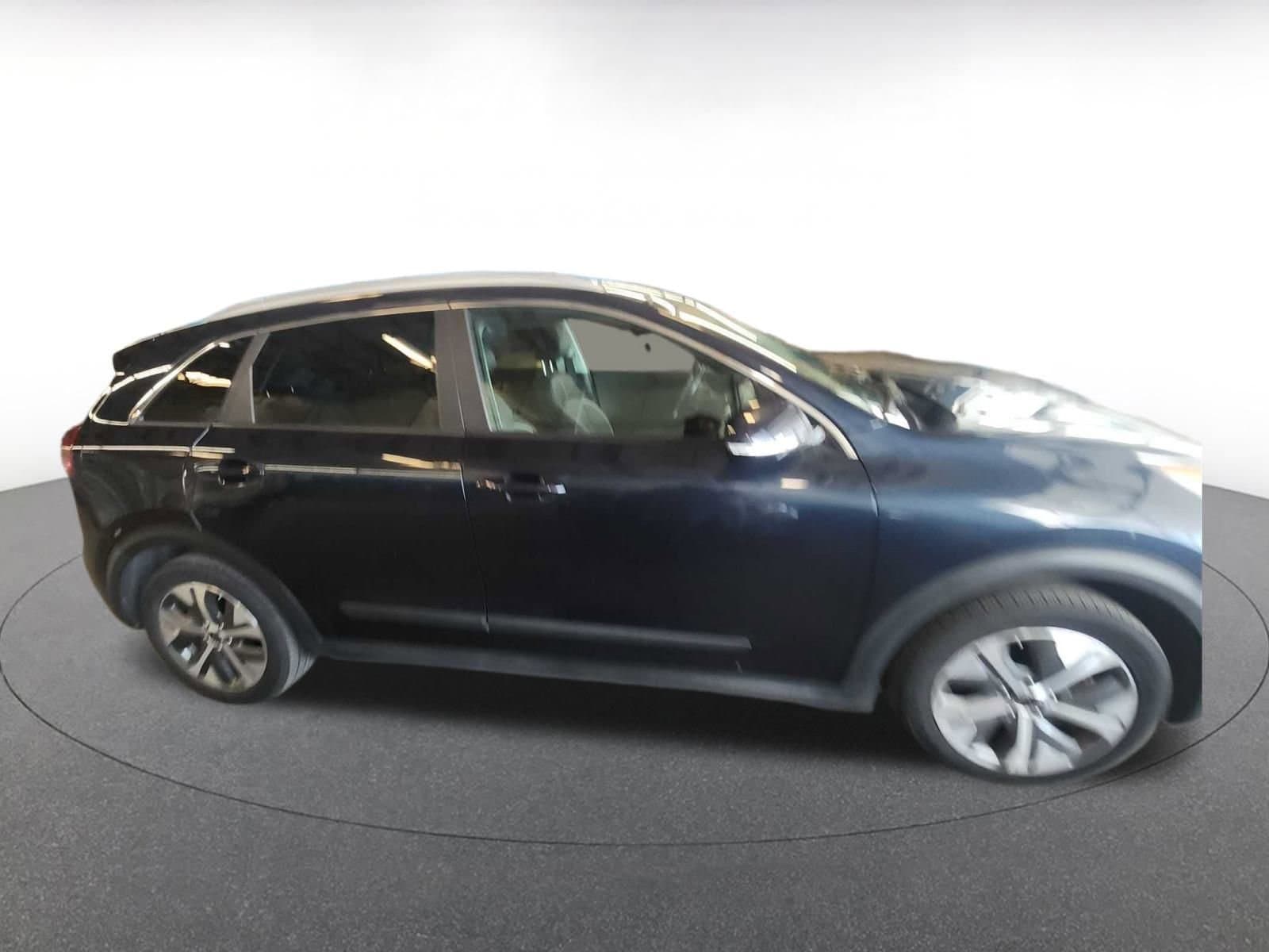 Thumbnail: 2022 Kia Niro - 8