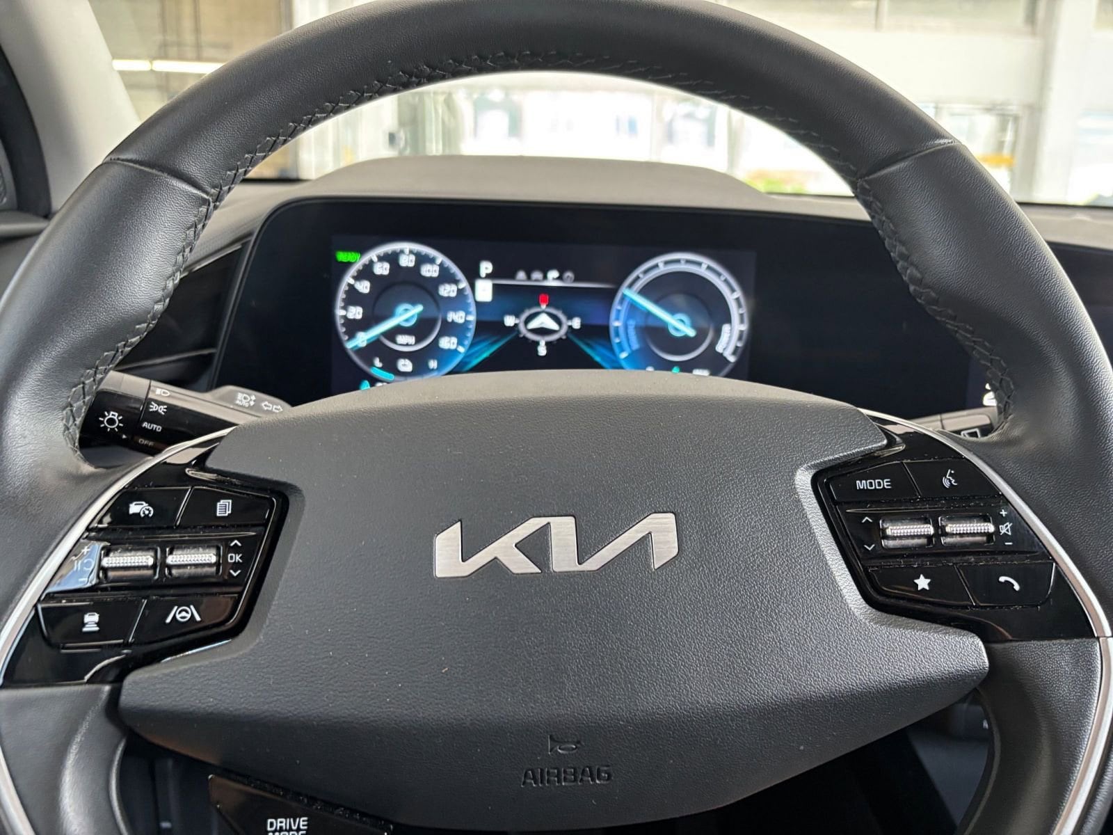 Thumbnail: 2023 Kia Niro - 32